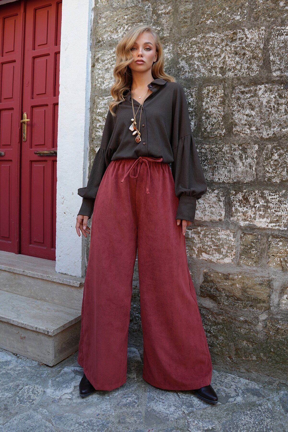 Çift Cepli Bağlama Detaylı Bol Paça Kadife Pantolon