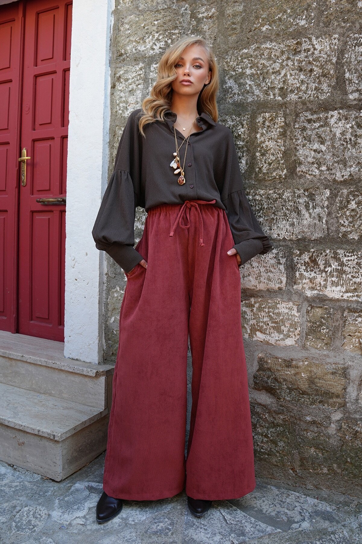 Çift Cepli Bağlama Detaylı Bol Paça Kadife Pantolon