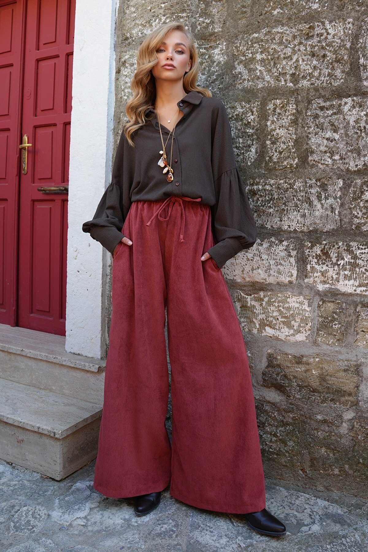 Çift Cepli Bağlama Detaylı Bol Paça Kadife Pantolon