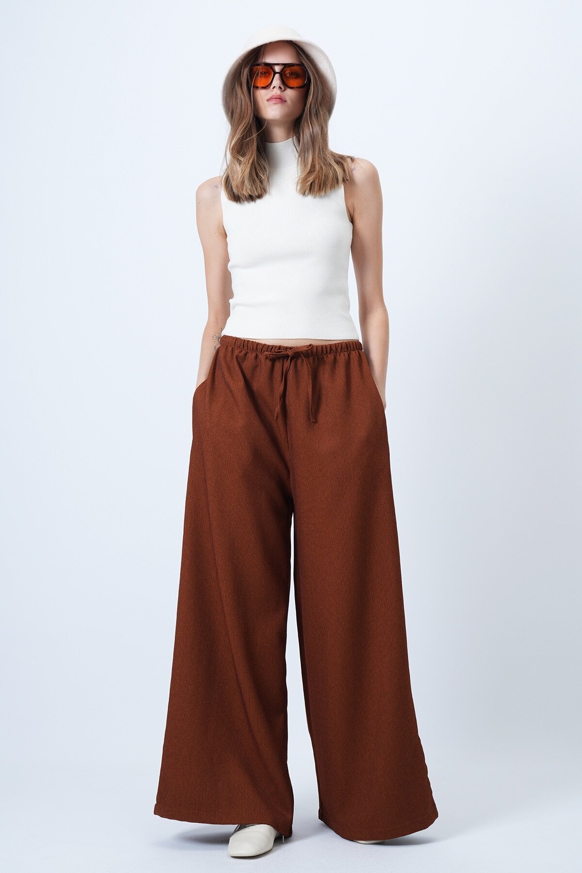 Çift Cepli Bağlama Detaylı Bol Paça Kadife Pantolon