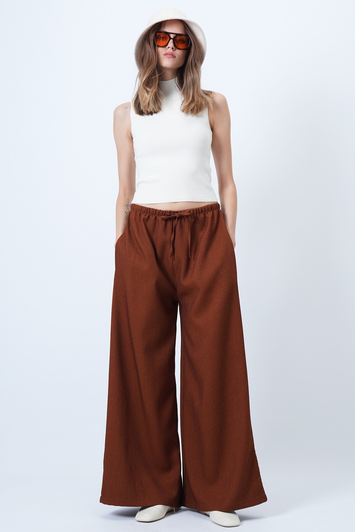 Çift Cepli Bağlama Detaylı Bol Paça Kadife Pantolon