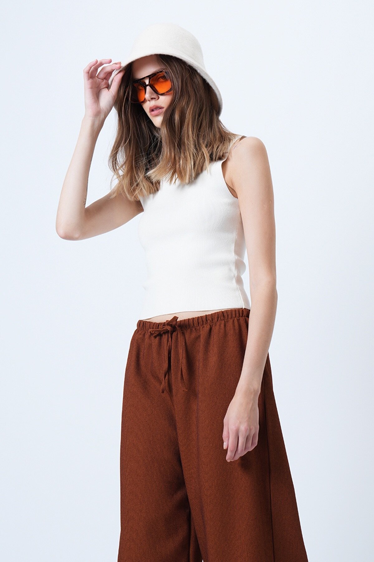 Çift Cepli Bağlama Detaylı Bol Paça Kadife Pantolon