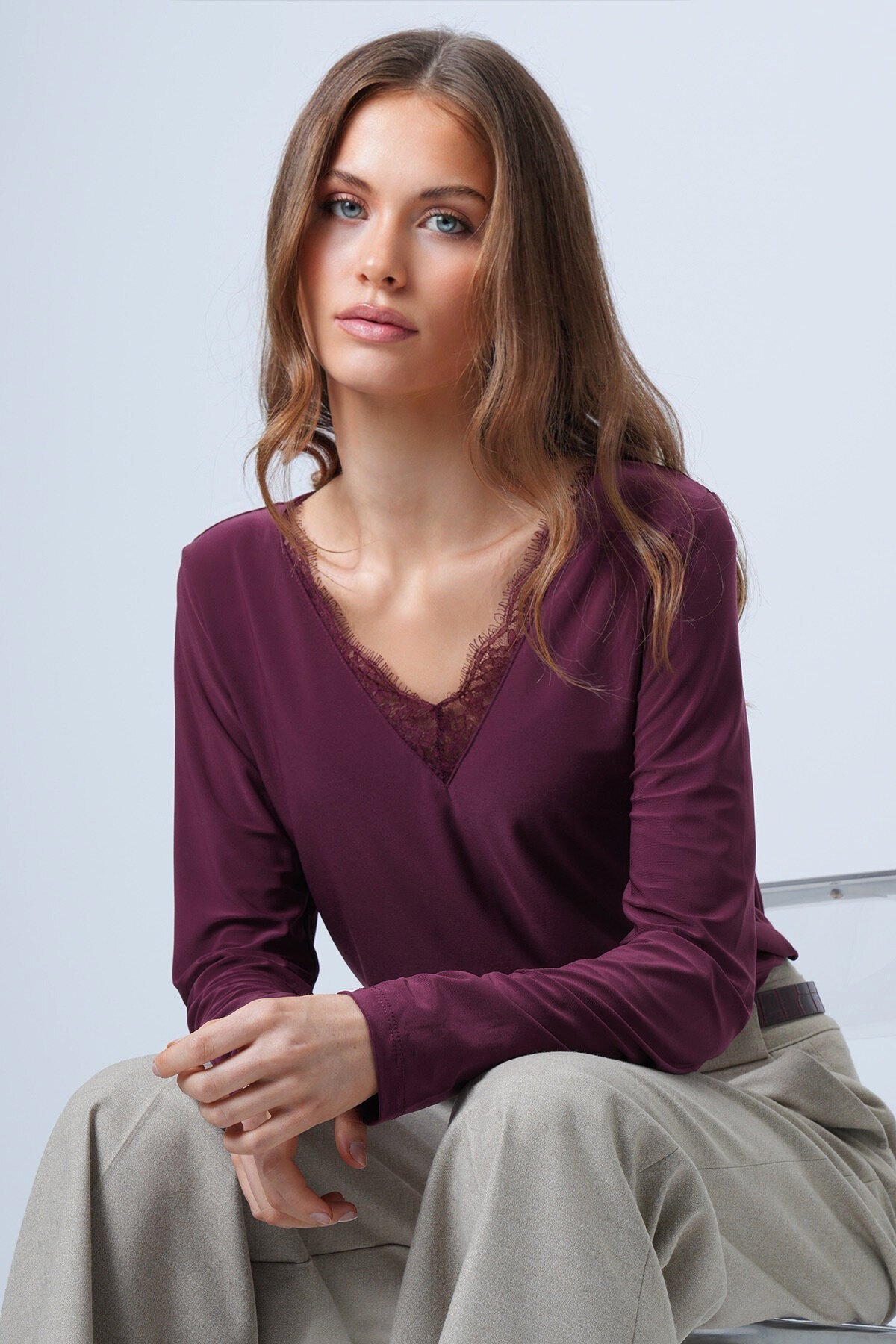 Dantel Detaylı Derin V Yaka Bluz