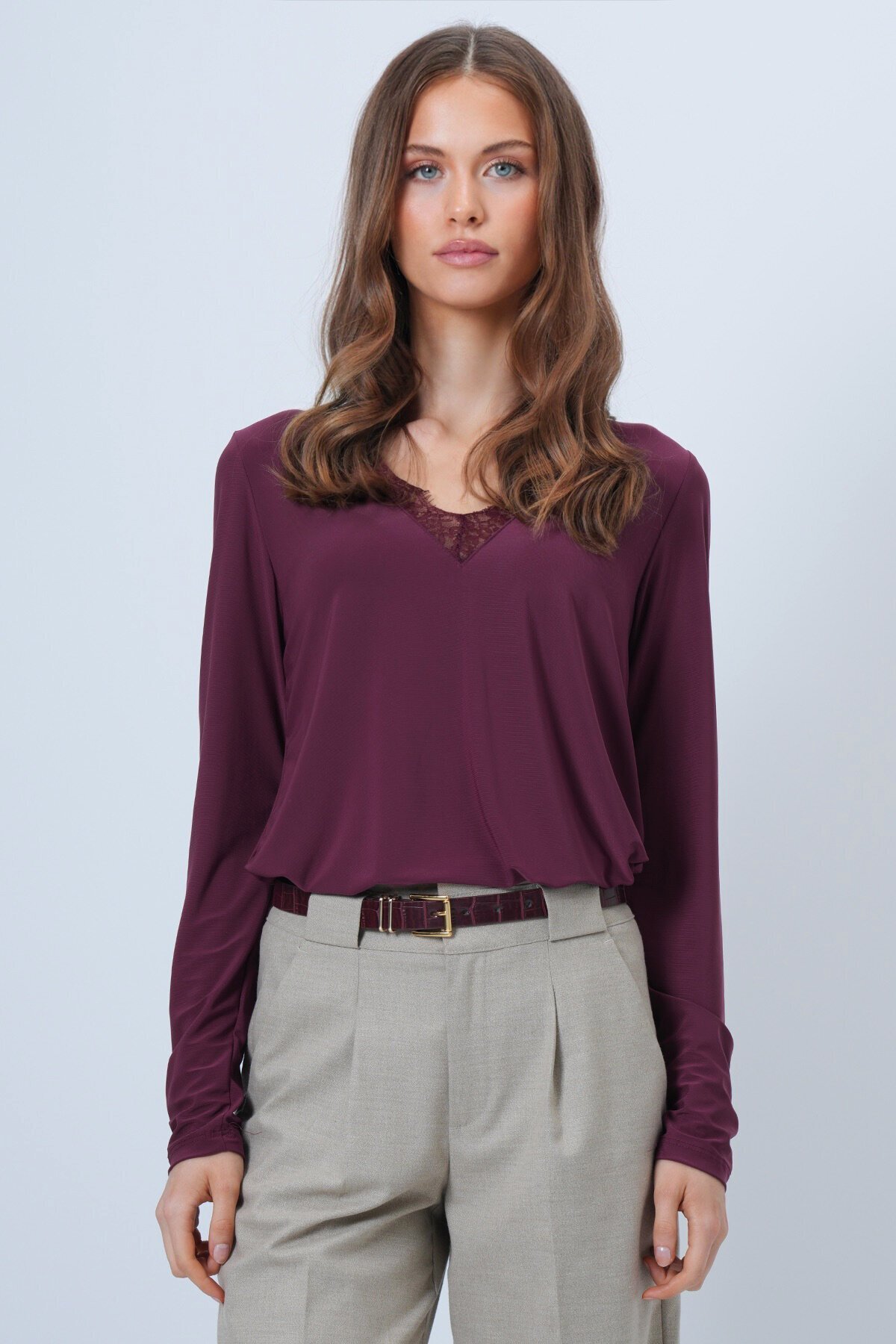 Dantel Detaylı Derin V Yaka Bluz