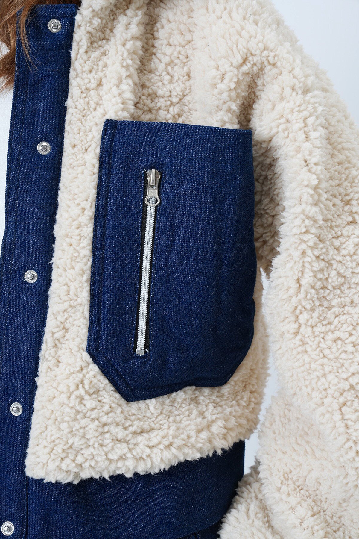Denim Cepli Düğmeli Peluş Dokulu Kısa Bomber Ceket