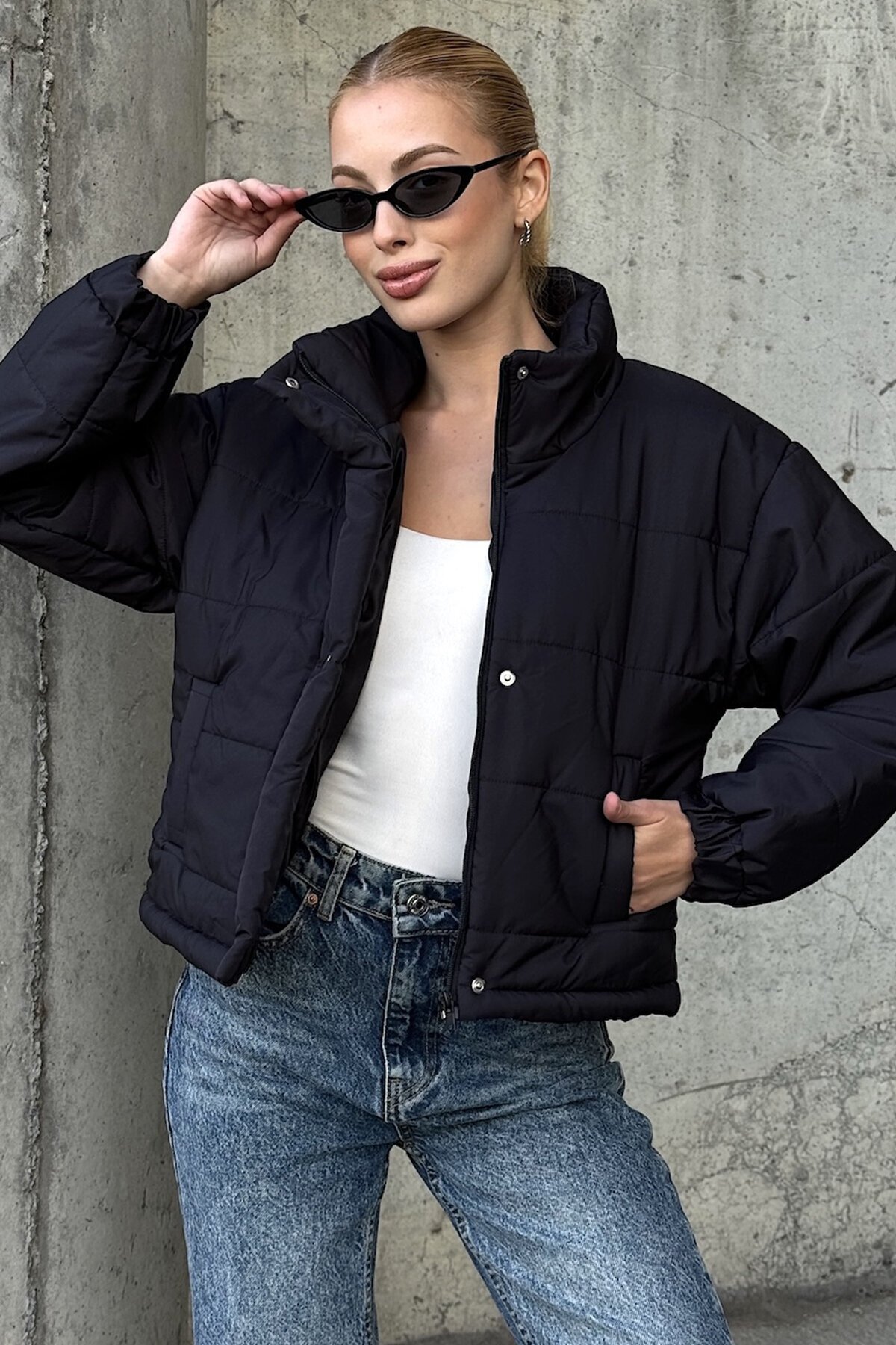 Siyah Dik Yaka Çıt Çıt Ve Fermuar Kapamalı Şişme Astarlı Mont