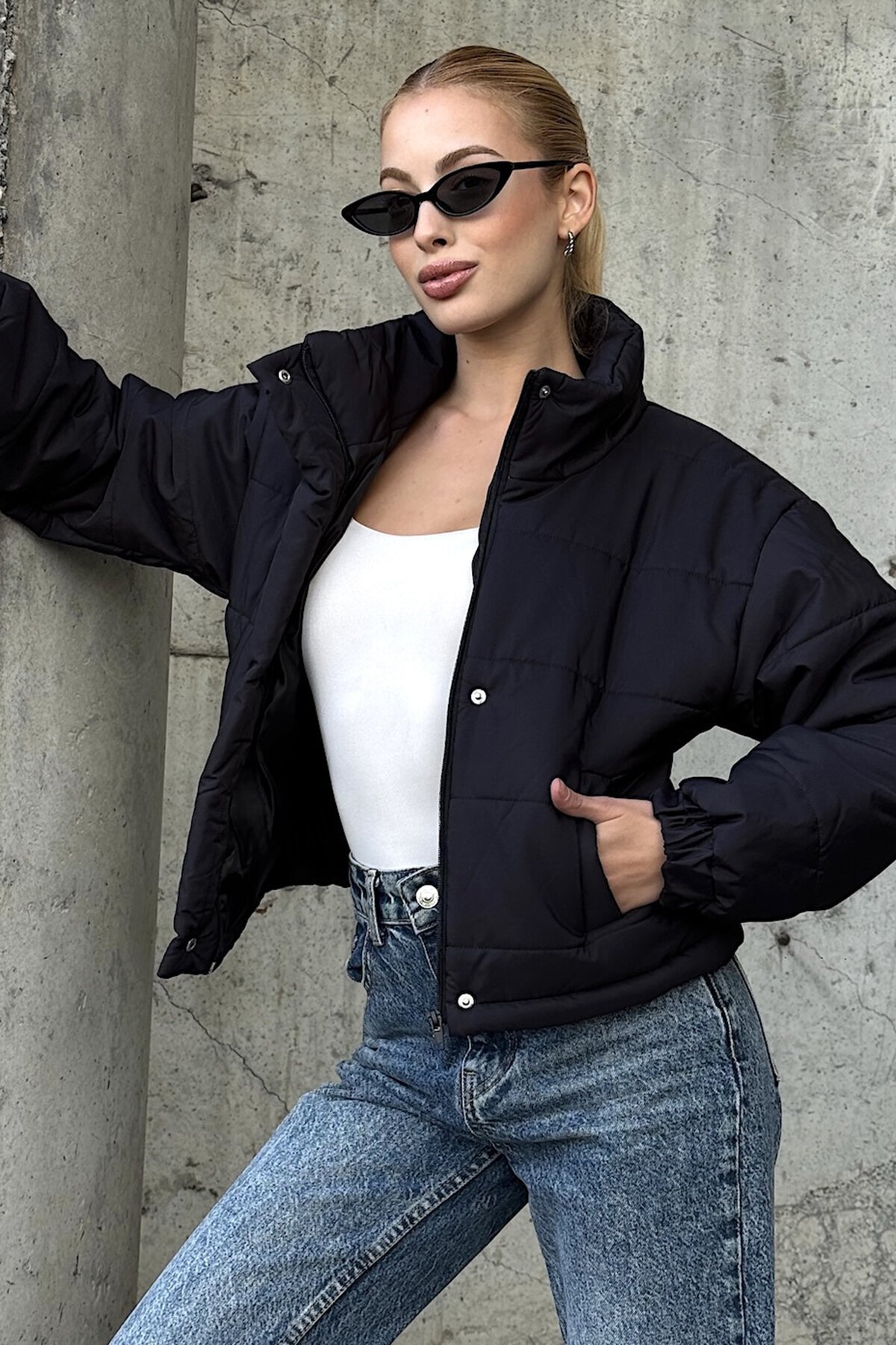 Siyah Dik Yaka Çıt Çıt Ve Fermuar Kapamalı Şişme Astarlı Mont