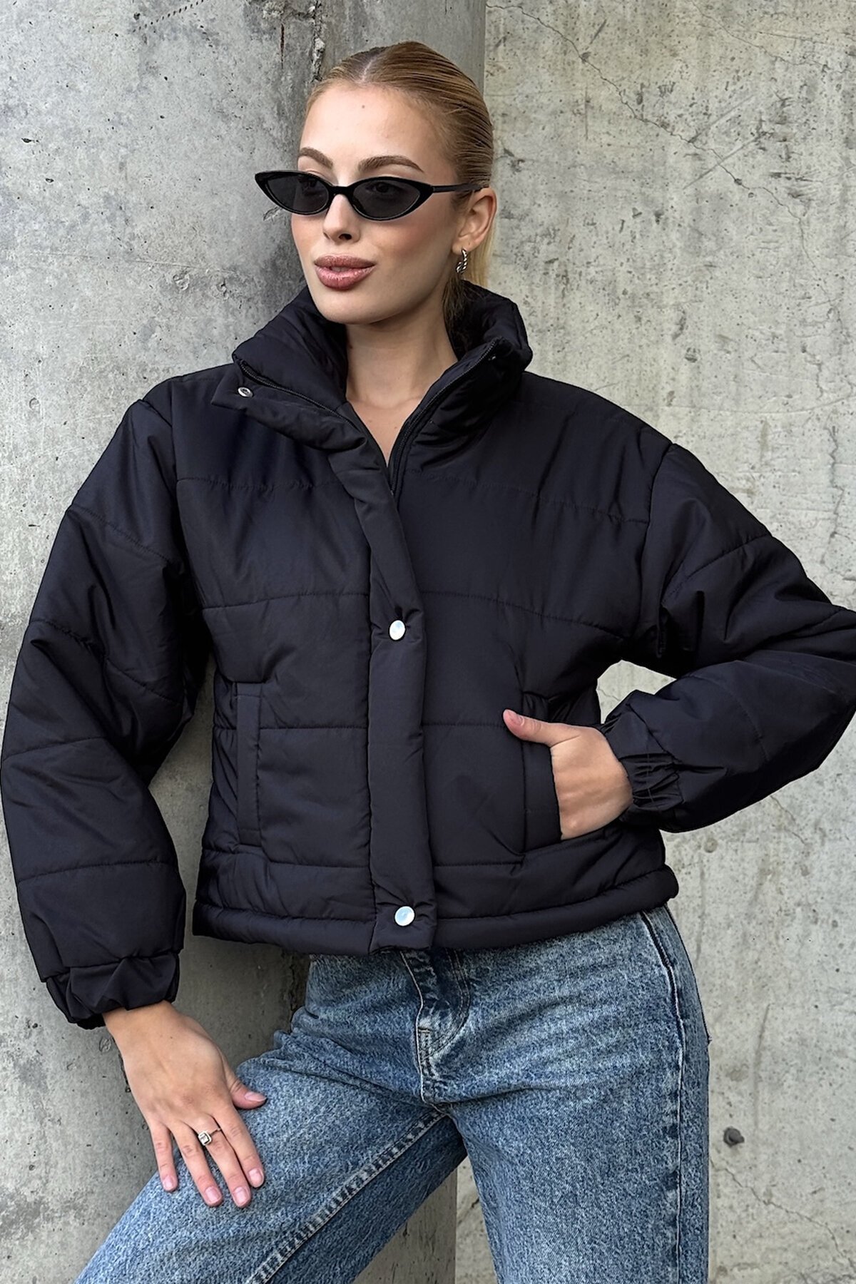 Siyah Dik Yaka Çıt Çıt Ve Fermuar Kapamalı Şişme Astarlı Mont