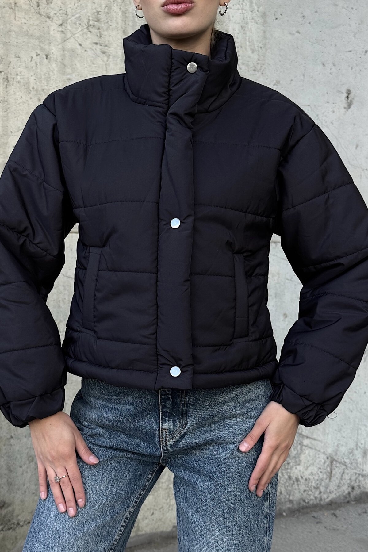 Siyah Dik Yaka Çıt Çıt Ve Fermuar Kapamalı Şişme Astarlı Mont