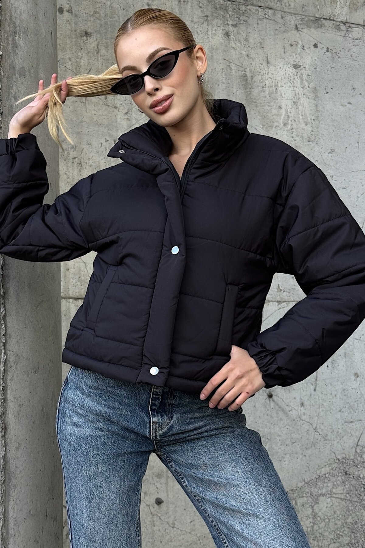 Siyah Dik Yaka Çıt Çıt Ve Fermuar Kapamalı Şişme Astarlı Mont