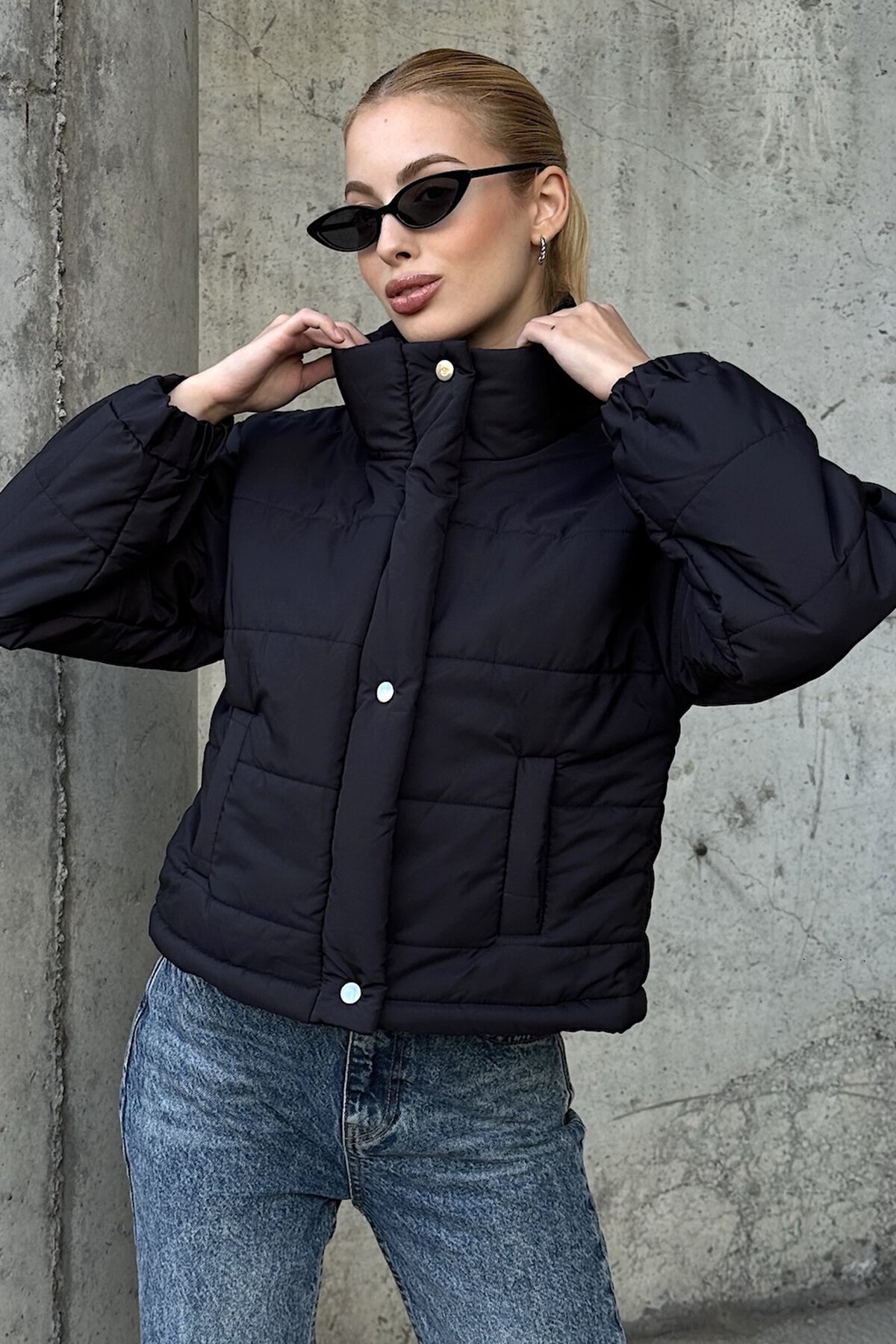 Siyah Dik Yaka Çıt Çıt Ve Fermuar Kapamalı Şişme Astarlı Mont