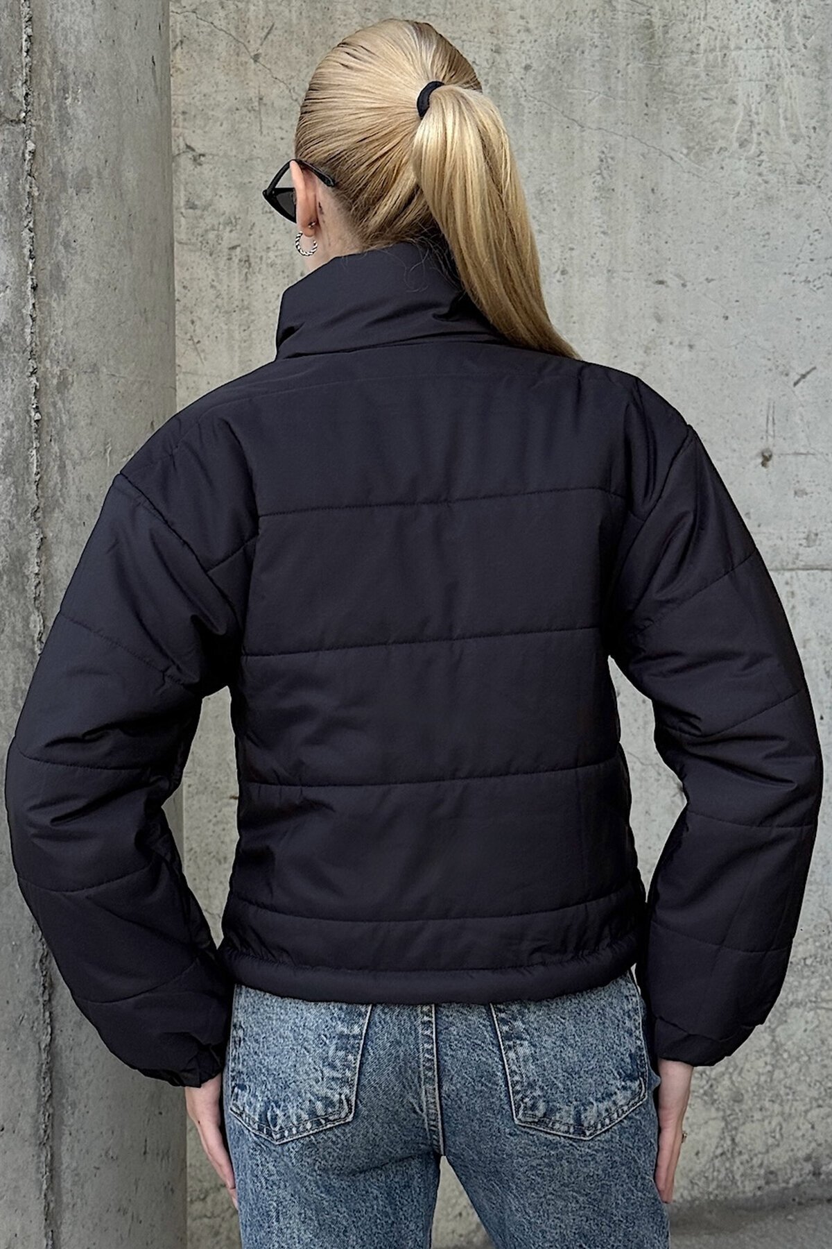 Siyah Dik Yaka Çıt Çıt Ve Fermuar Kapamalı Şişme Astarlı Mont