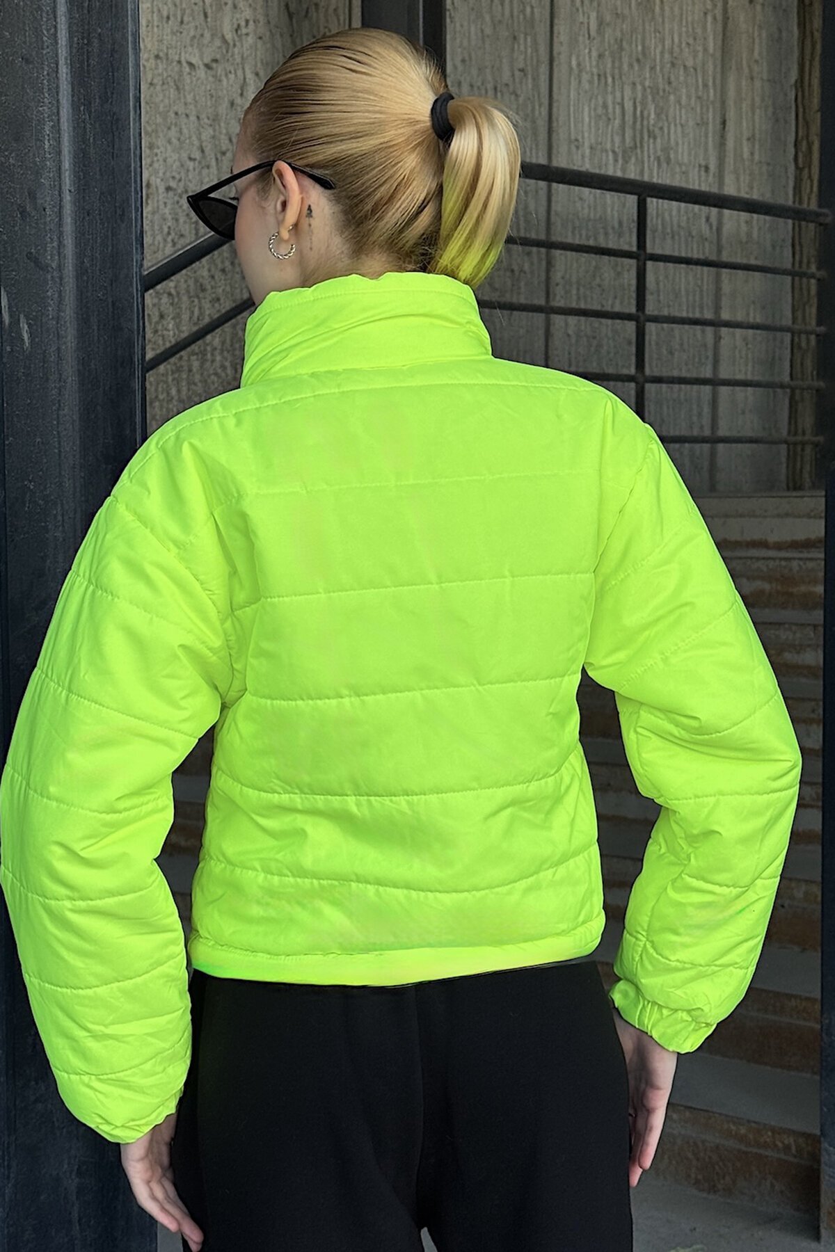 Neon Yeşil Dik Yaka Çıt Çıt Ve Fermuar Kapamalı Şişme Astarlı Mont