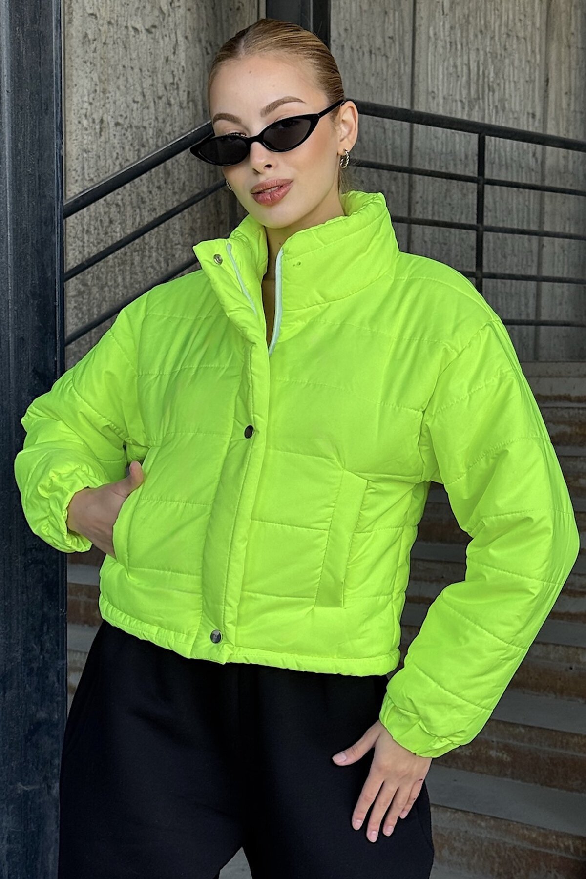 Neon Yeşil Dik Yaka Çıt Çıt Ve Fermuar Kapamalı Şişme Astarlı Mont