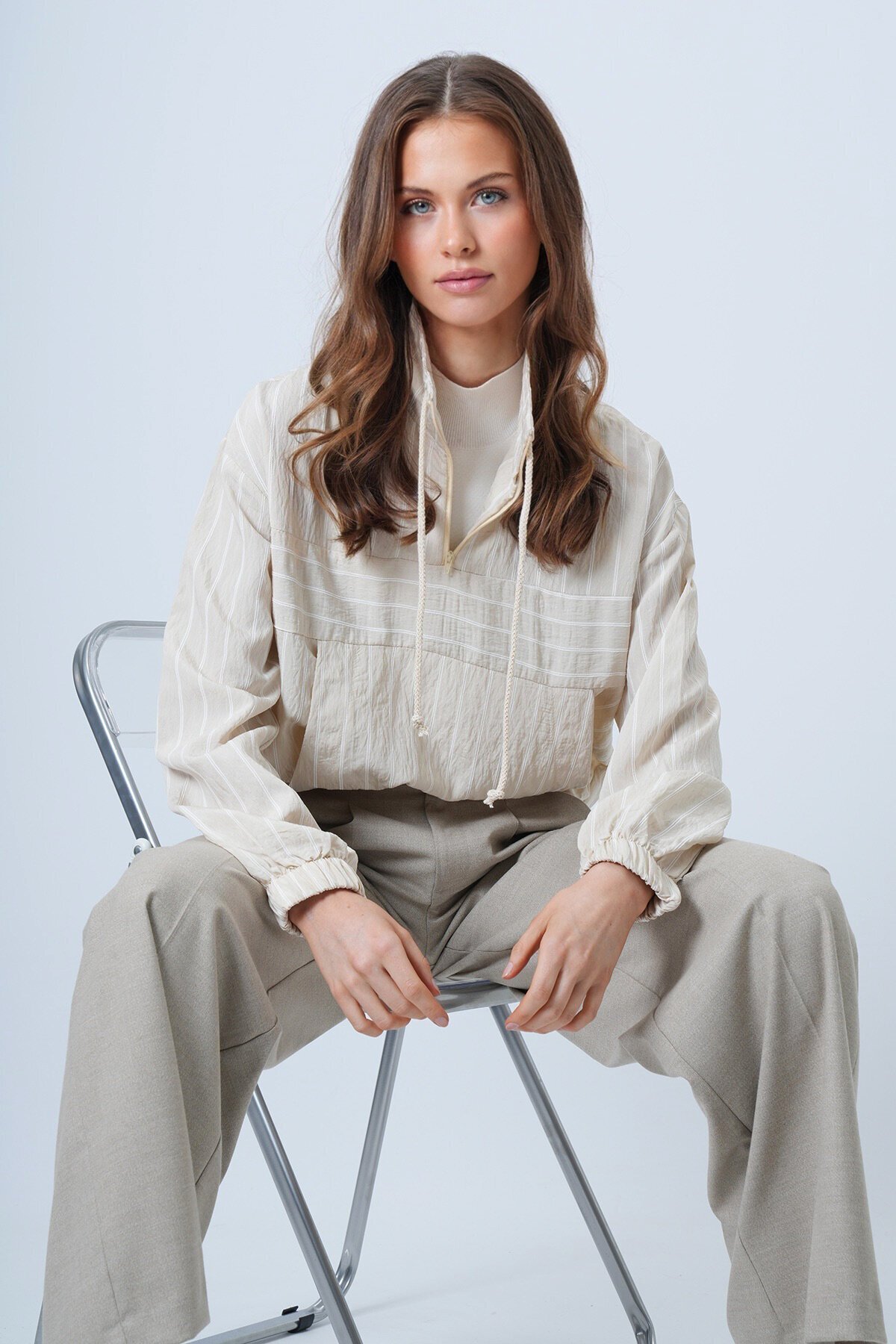 Dik Yaka Çizgili Cepli Dokuma Sweatshirt