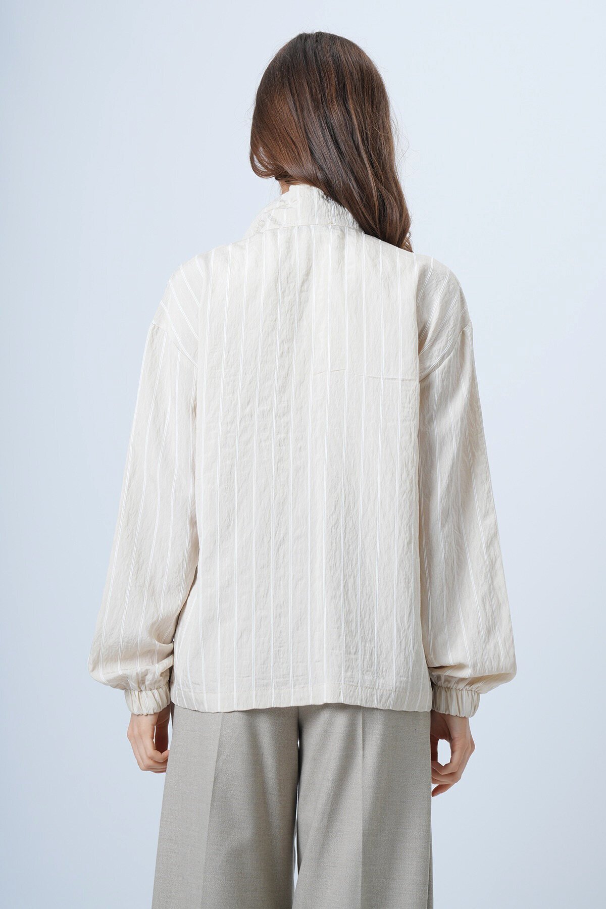 Dik Yaka Çizgili Cepli Dokuma Sweatshirt