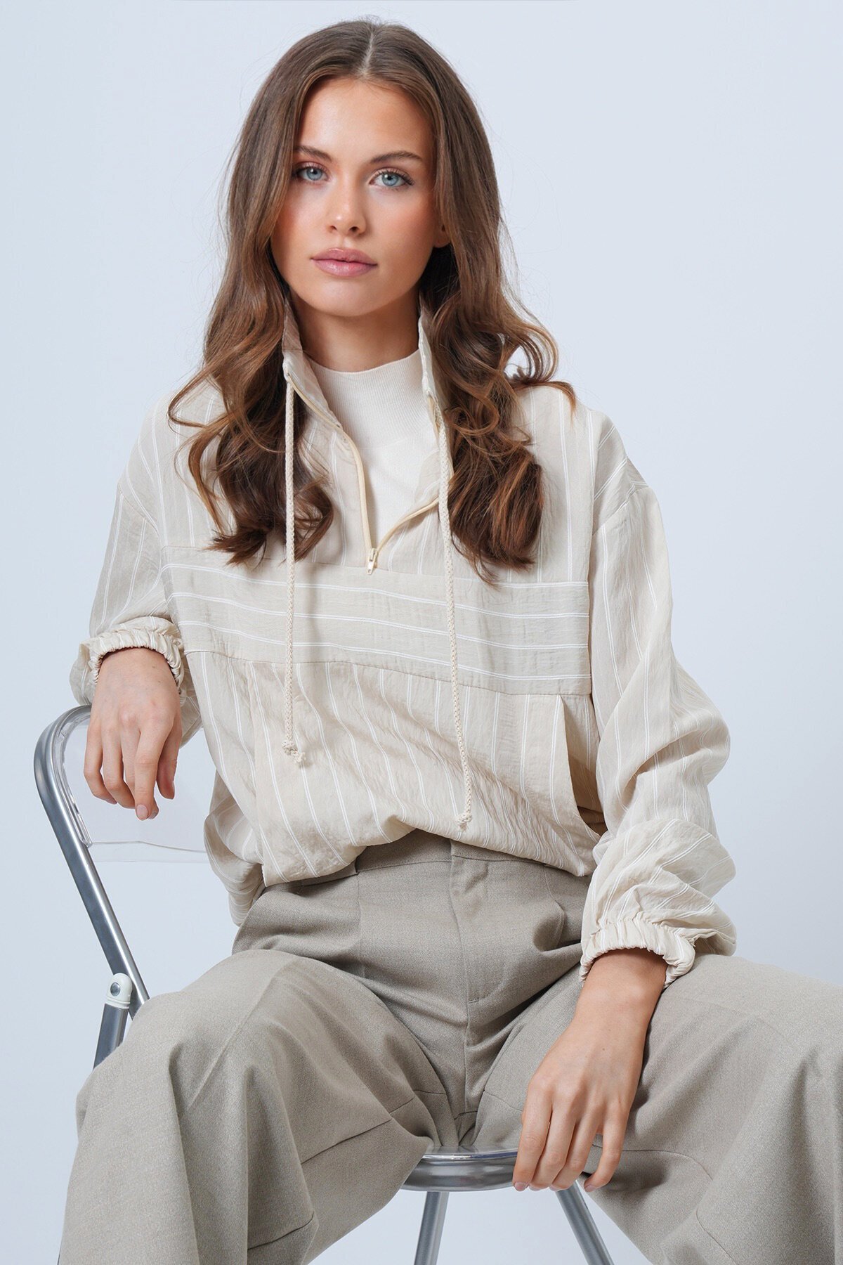 Dik Yaka Çizgili Cepli Dokuma Sweatshirt