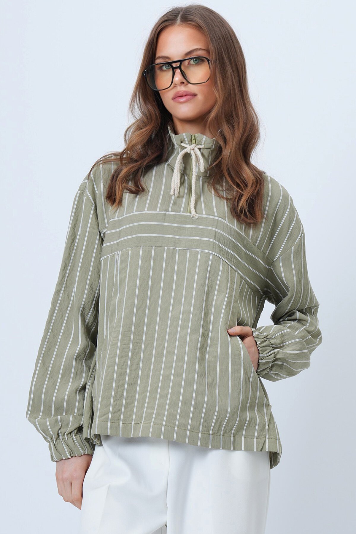 Dik Yaka Çizgili Cepli Dokuma Sweatshirt