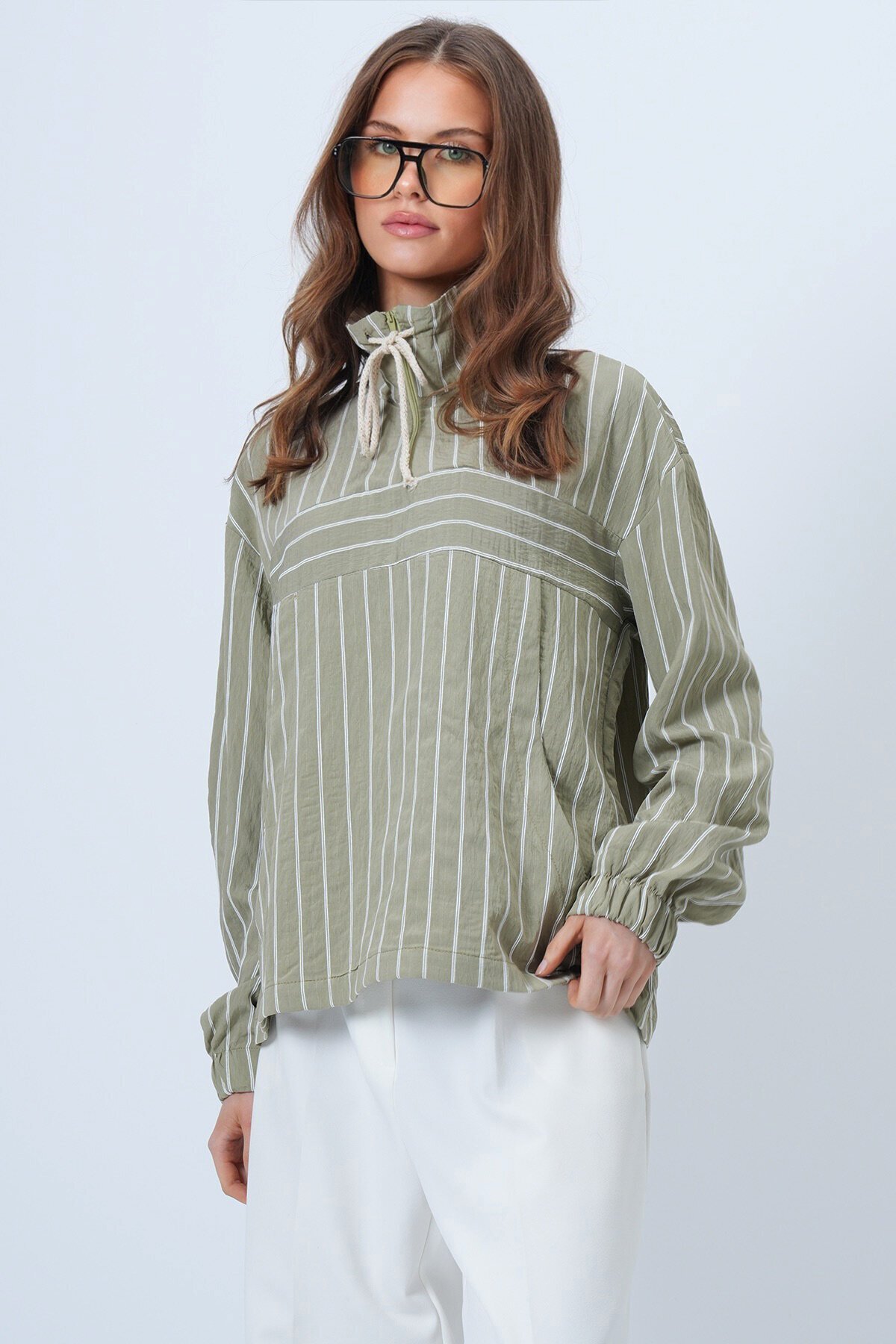 Dik Yaka Çizgili Cepli Dokuma Sweatshirt