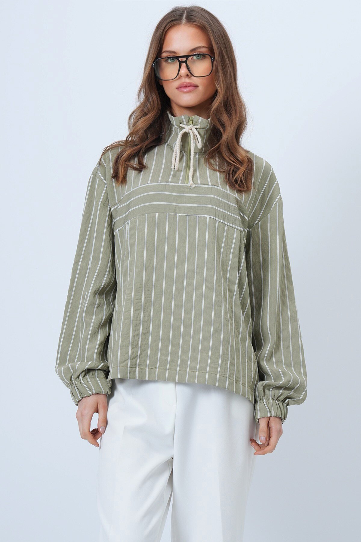 Dik Yaka Çizgili Cepli Dokuma Sweatshirt