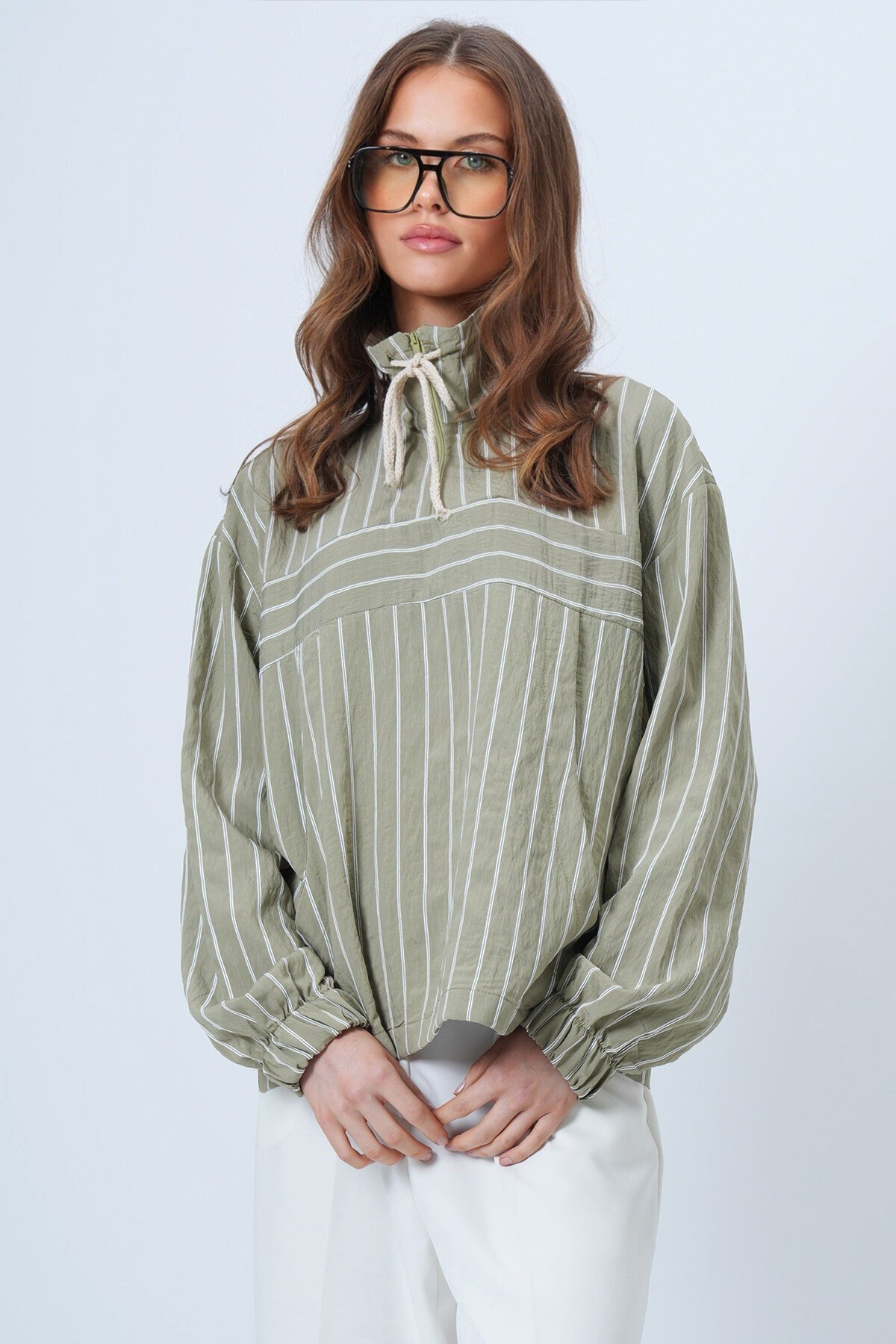 Dik Yaka Çizgili Cepli Dokuma Sweatshirt