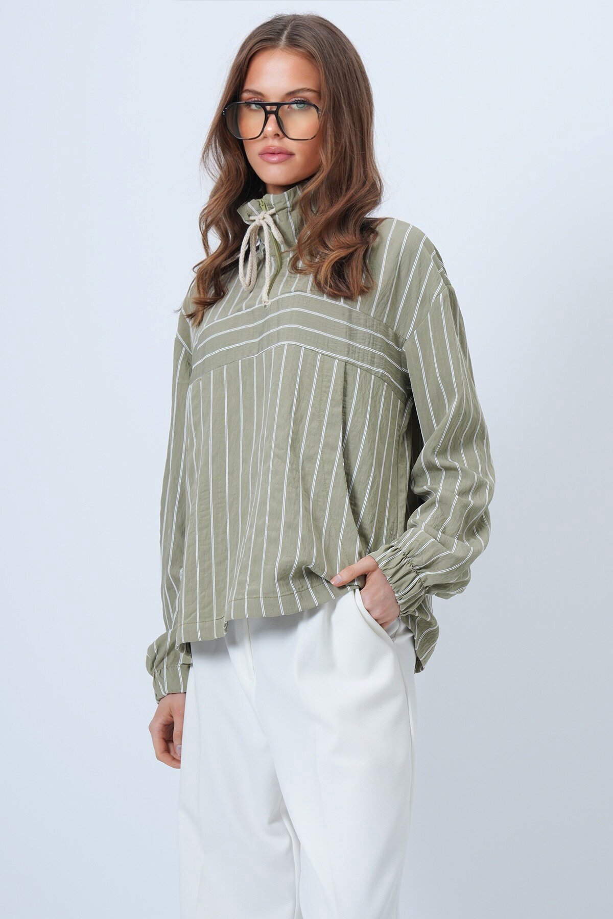 Dik Yaka Çizgili Cepli Dokuma Sweatshirt