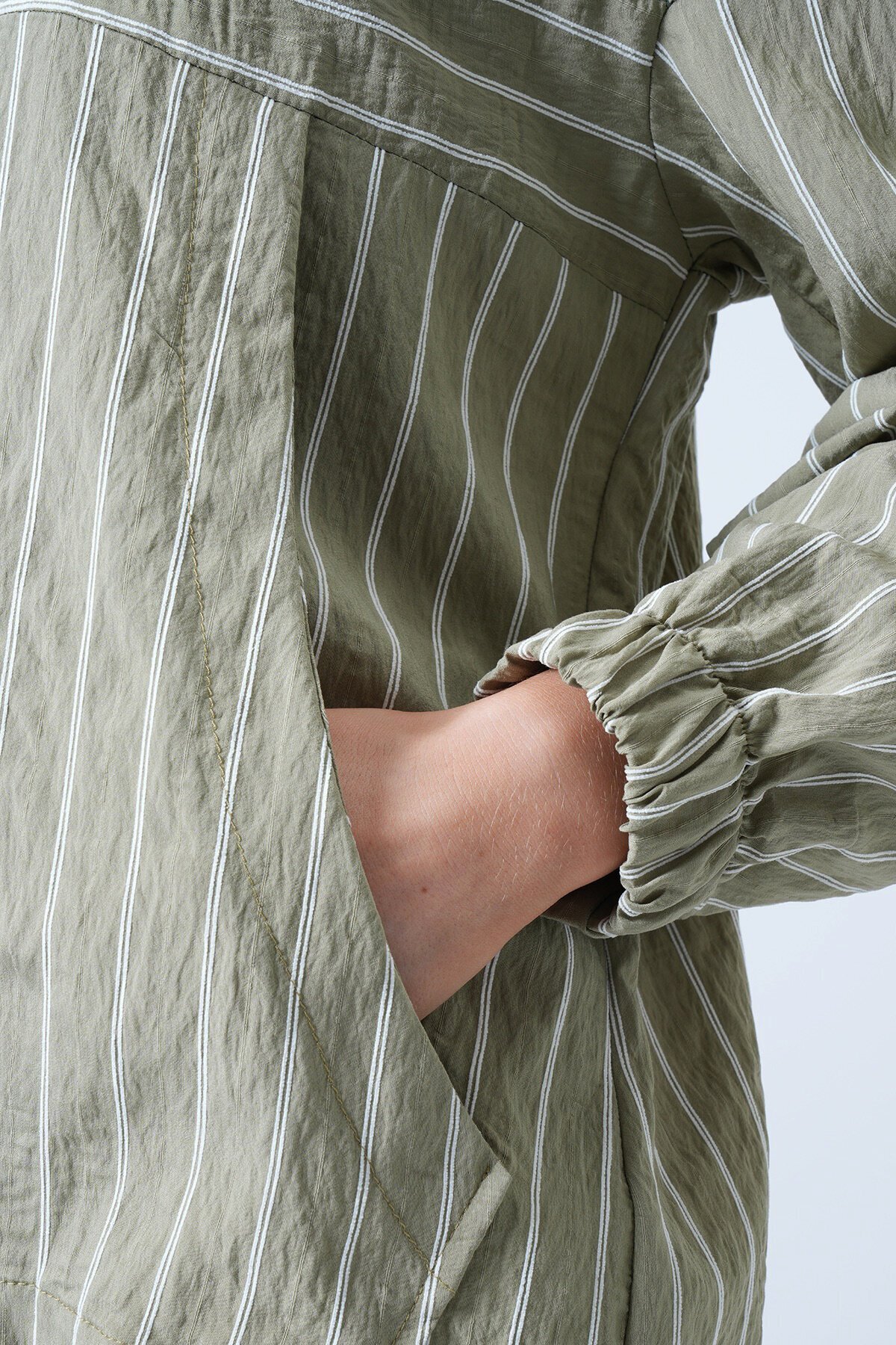 Dik Yaka Çizgili Cepli Dokuma Sweatshirt