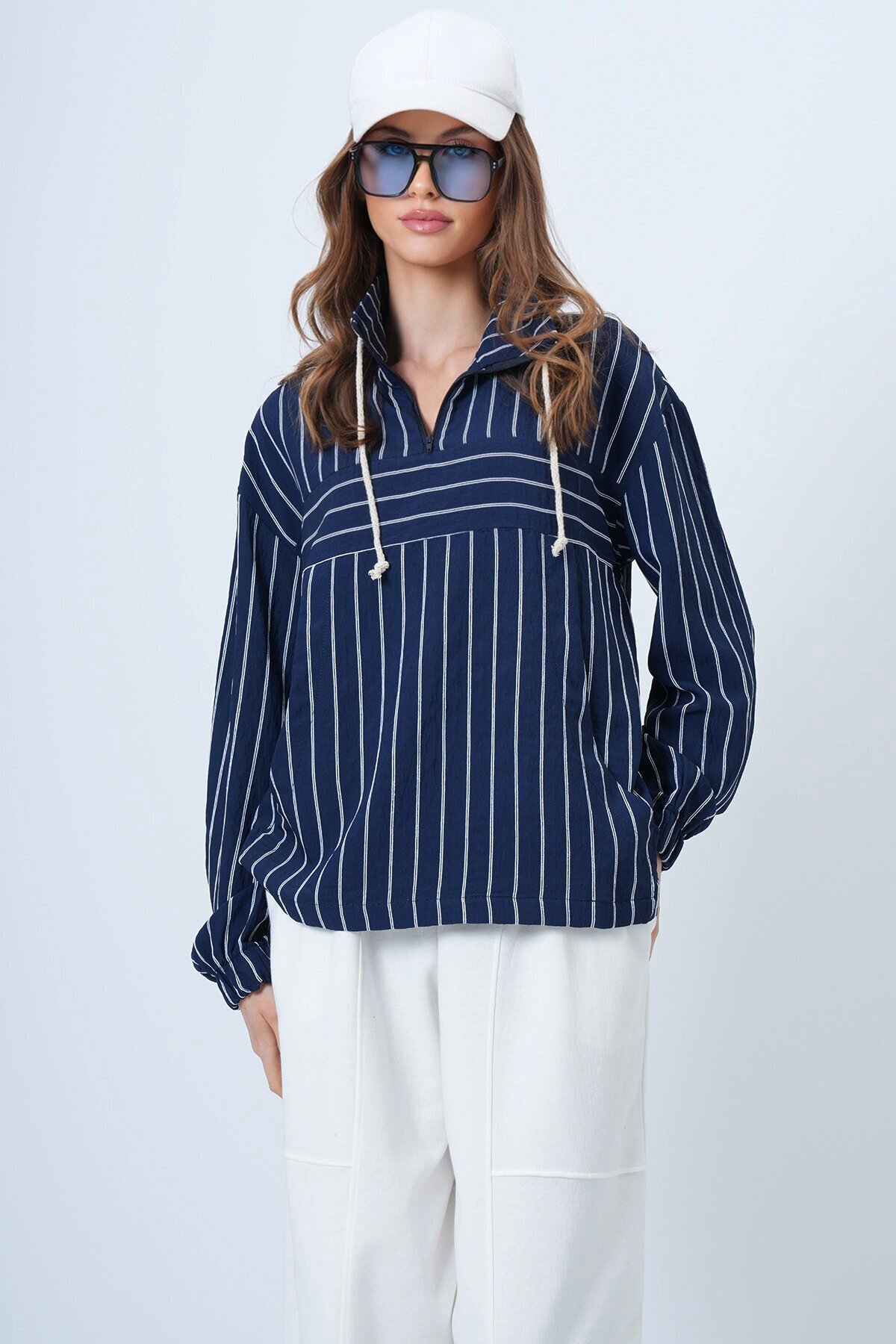 Dik Yaka Çizgili Cepli Dokuma Sweatshirt