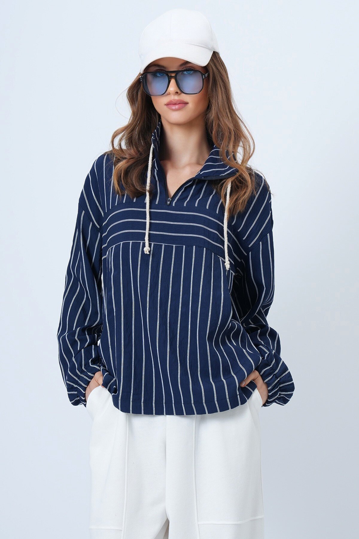 Dik Yaka Çizgili Cepli Dokuma Sweatshirt