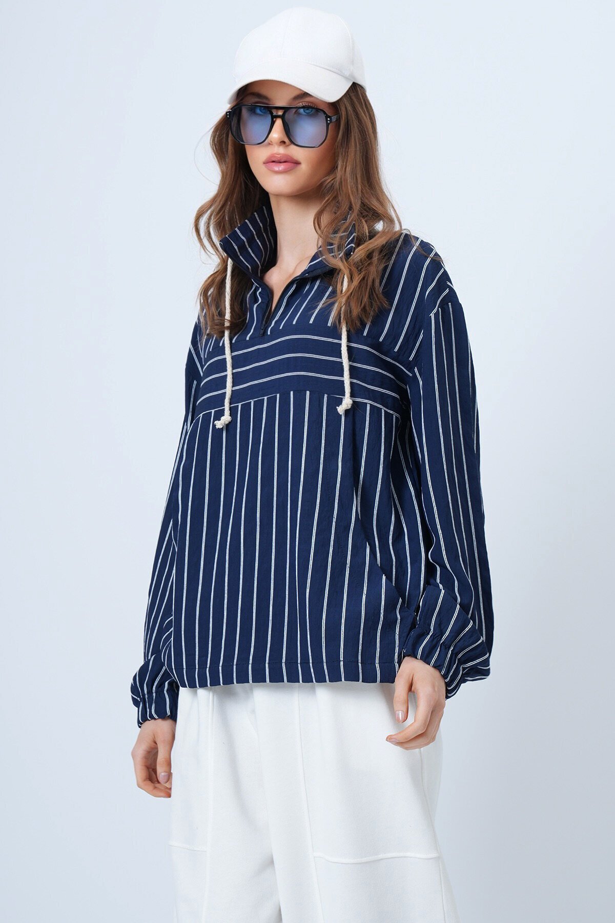 Dik Yaka Çizgili Cepli Dokuma Sweatshirt