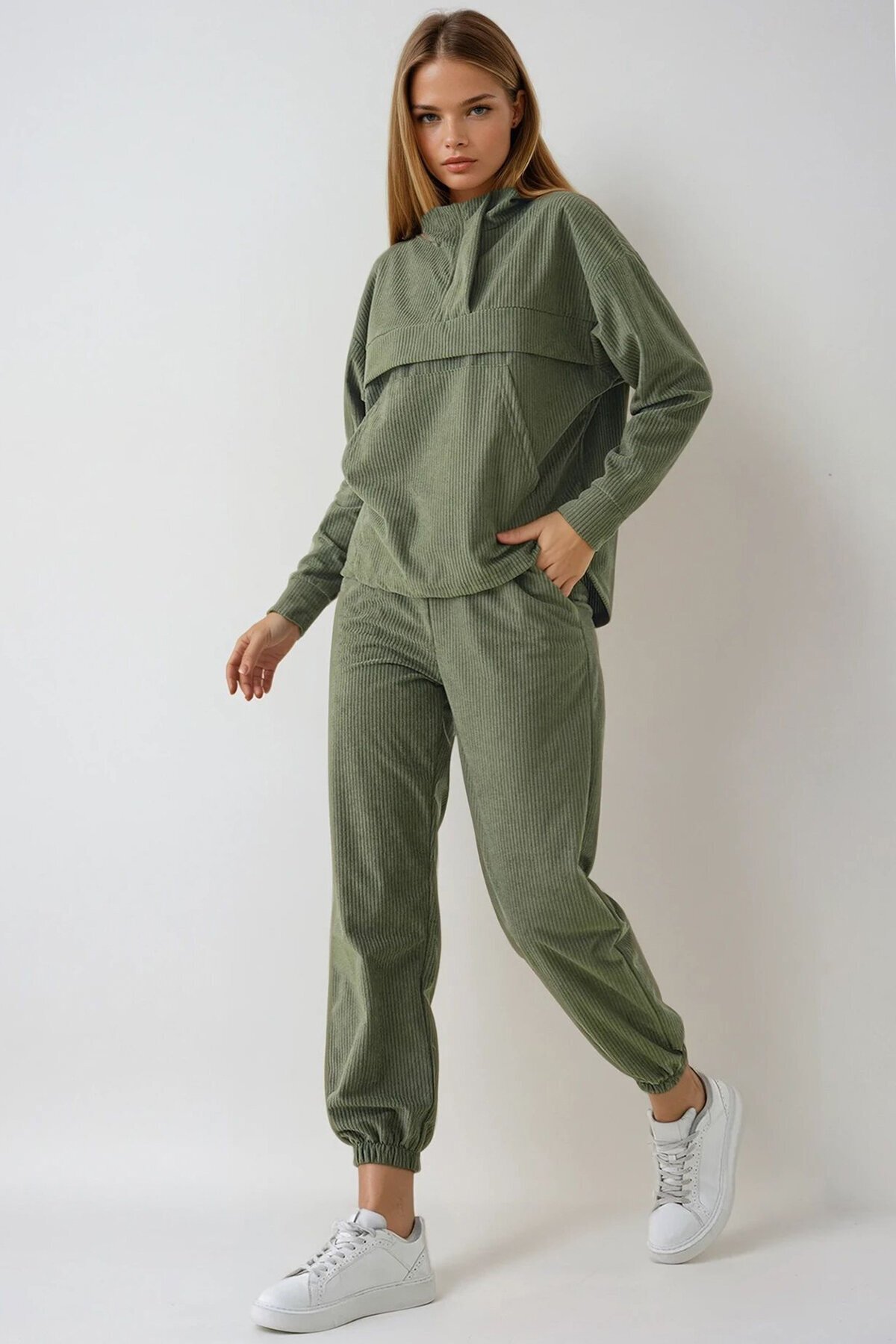 Dik Yaka Kanguru Cepli Sweatshirt ve Paçası Lastikli Pantolon Kadife Takım