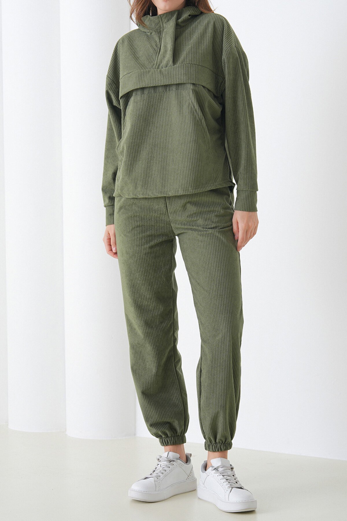 Dik Yaka Kanguru Cepli Sweatshirt ve Paçası Lastikli Pantolon Kadife Takım