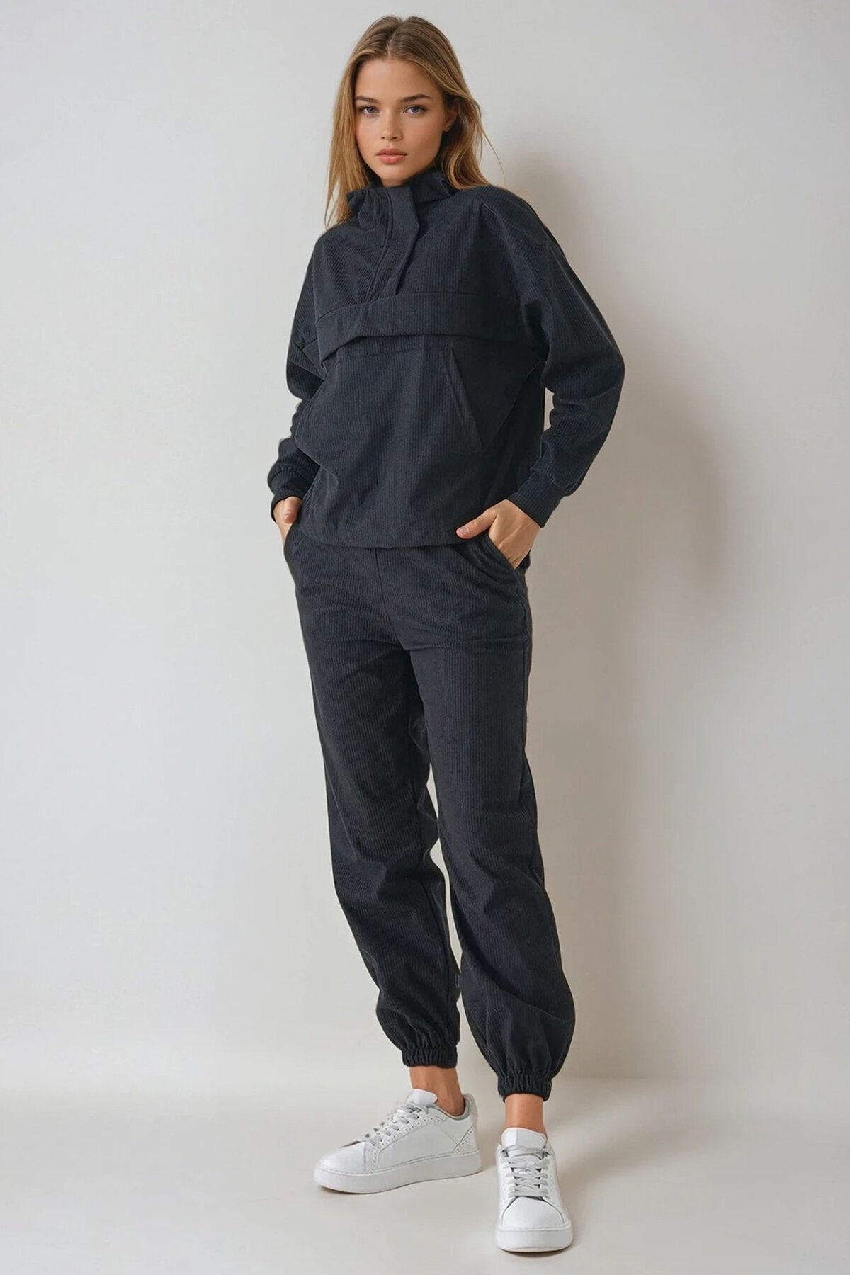 Dik Yaka Kanguru Cepli Sweatshirt ve Paçası Lastikli Pantolon Kadife Takım