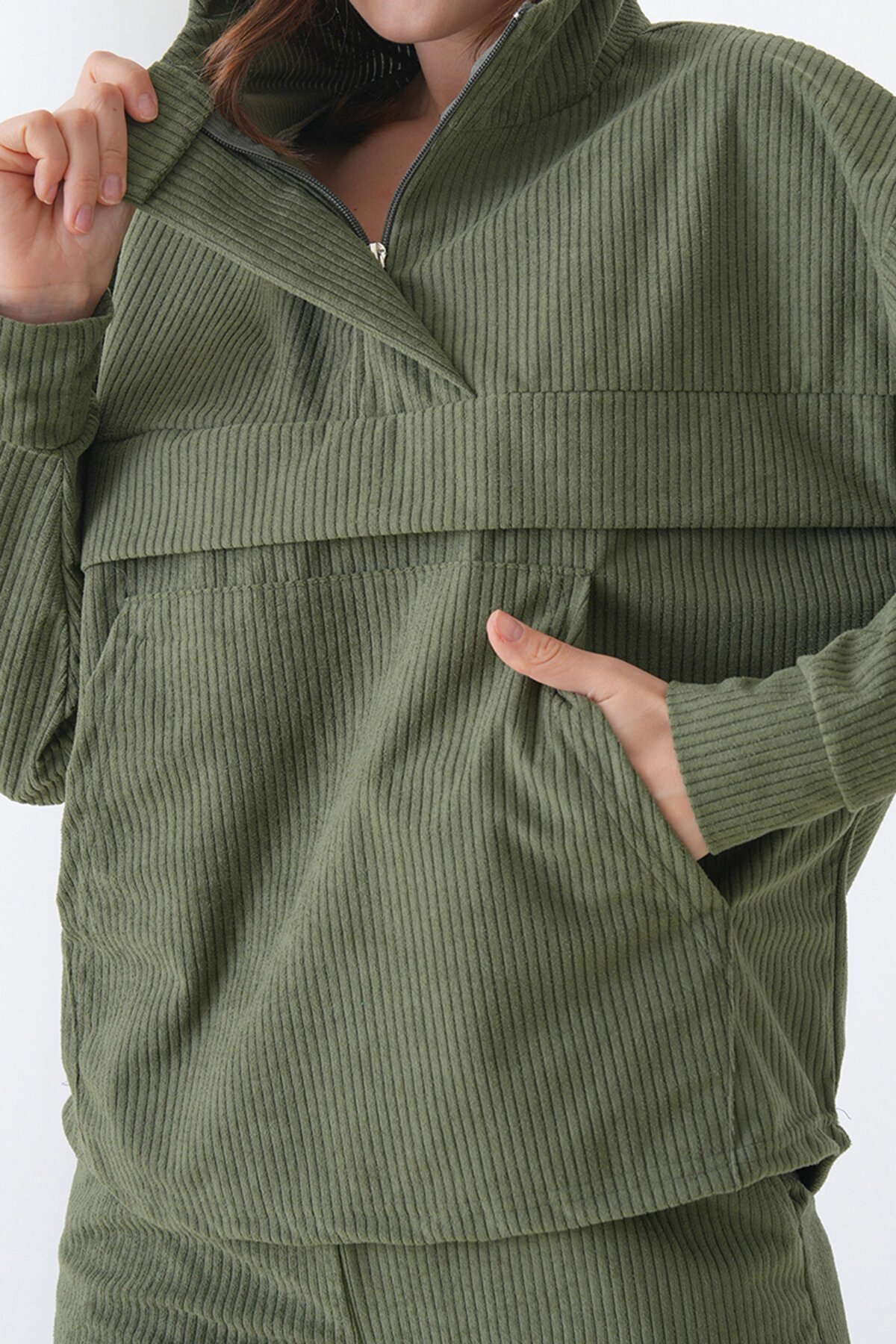 Dik Yaka Kanguru Cepli Sweatshirt ve Paçası Lastikli Pantolon Kadife Takım