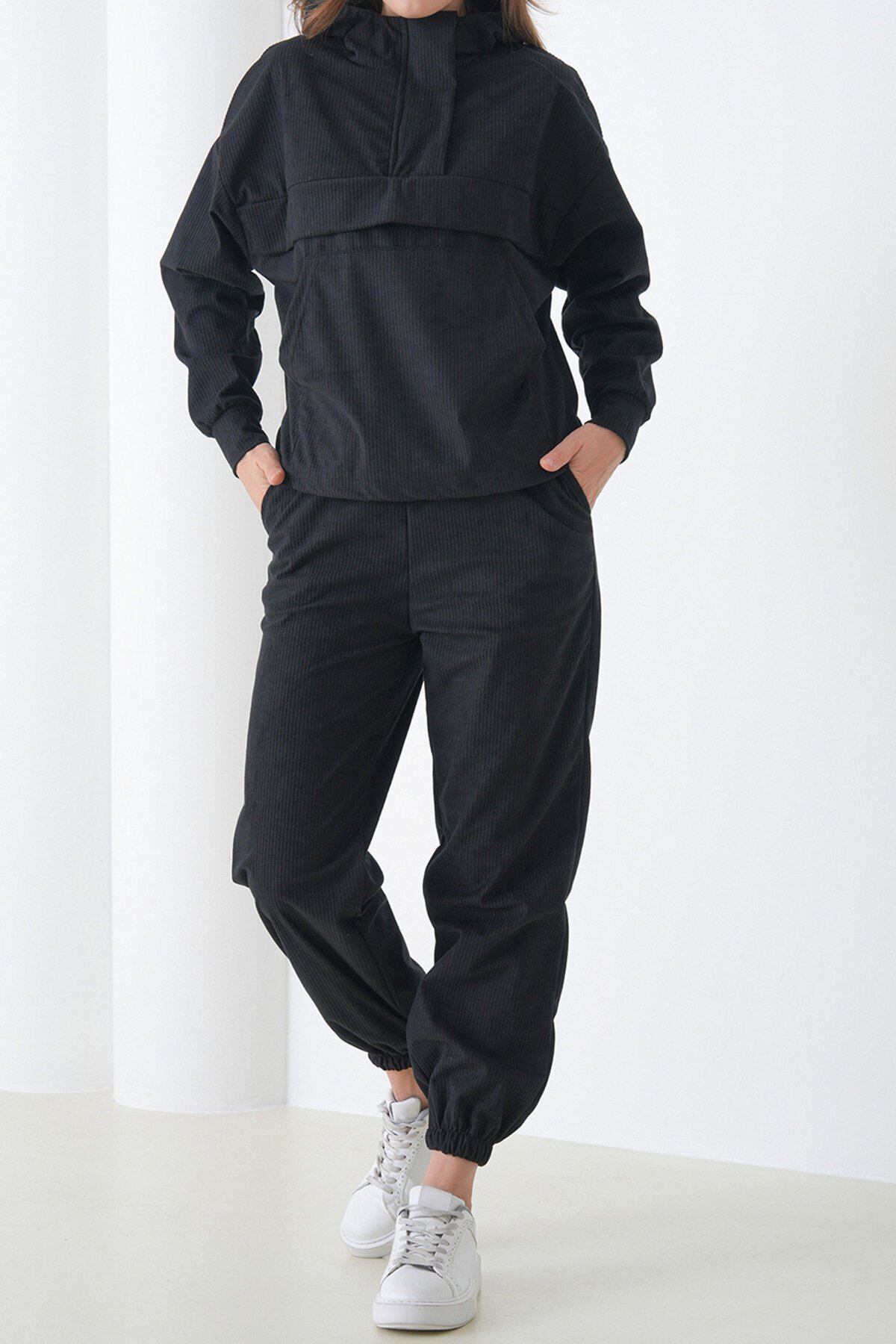 Dik Yaka Kanguru Cepli Sweatshirt ve Paçası Lastikli Pantolon Kadife Takım