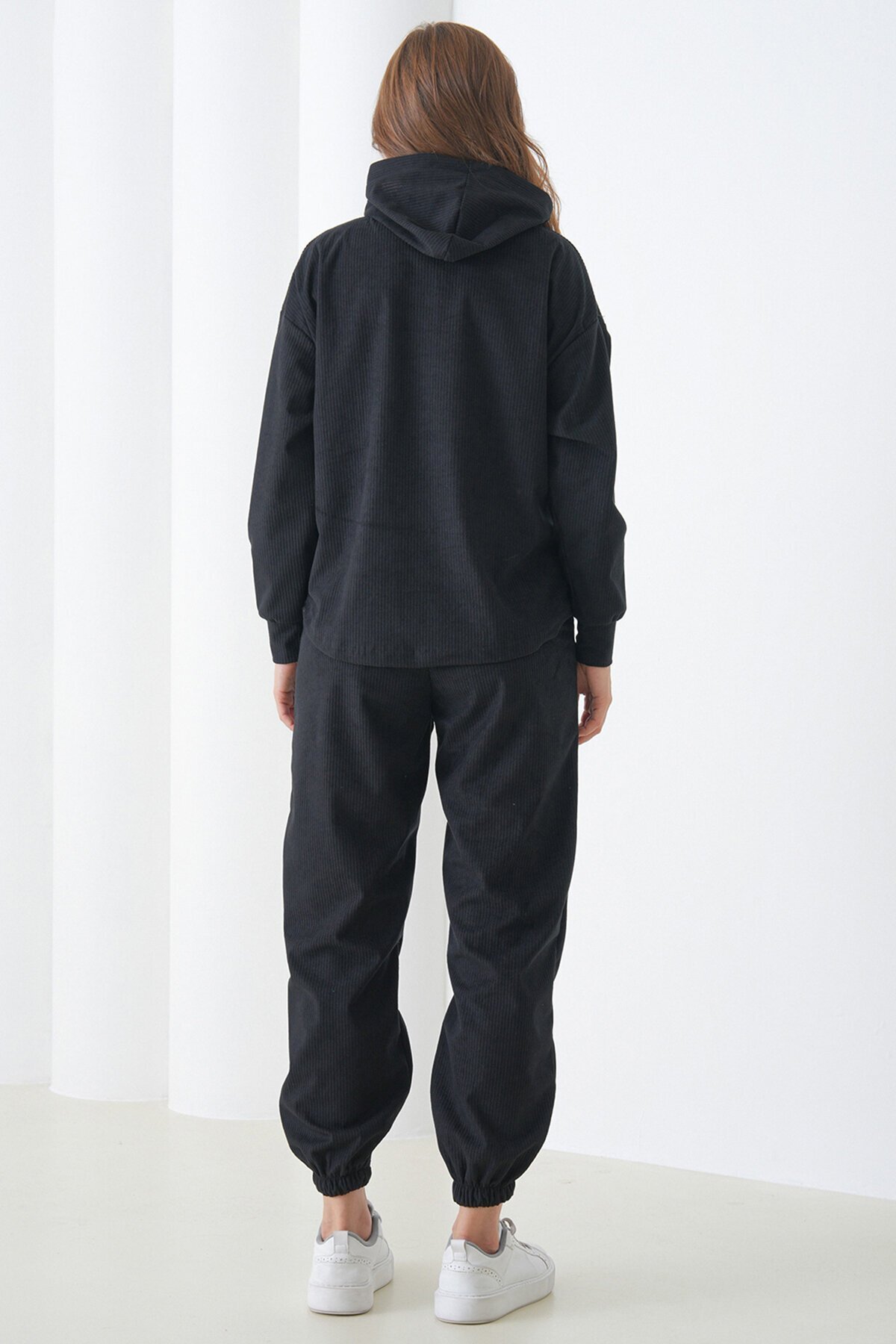 Dik Yaka Kanguru Cepli Sweatshirt ve Paçası Lastikli Pantolon Kadife Takım