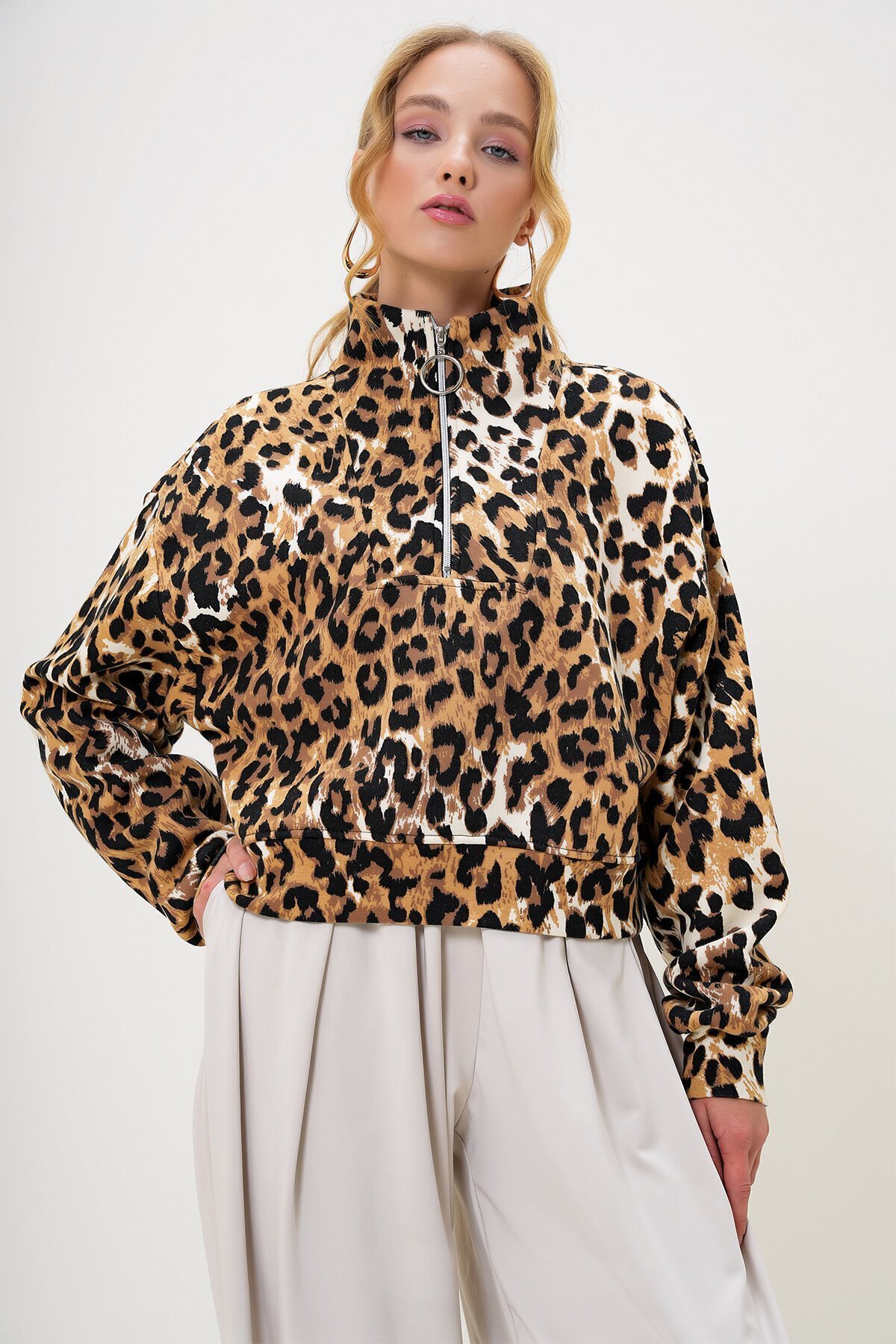 Dik Yaka Leopar Desenli Önü Fermuarlı Crop Sweatshırt
