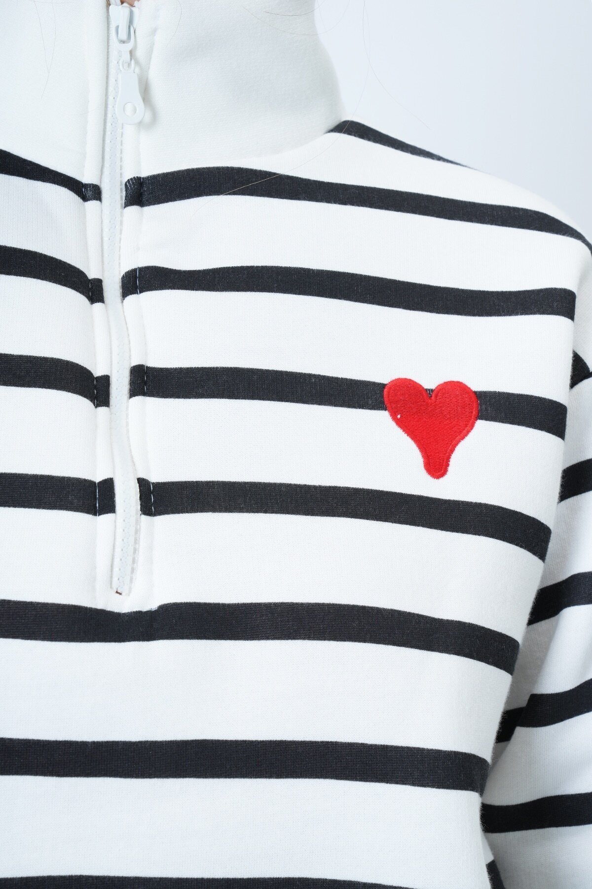 Dik Yaka Yarım Fermuarlı Çizgili Sweatshirt