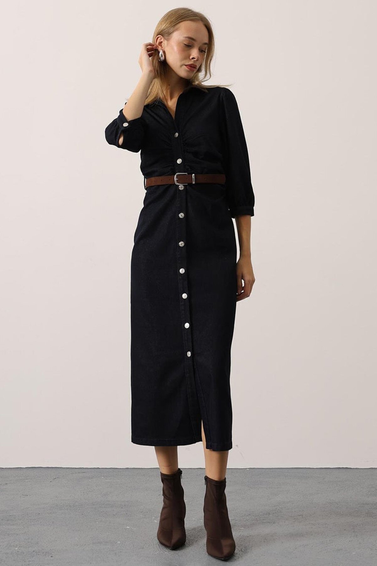 Düğme Detaylı Kemerli Midi Boy Denim Elbise