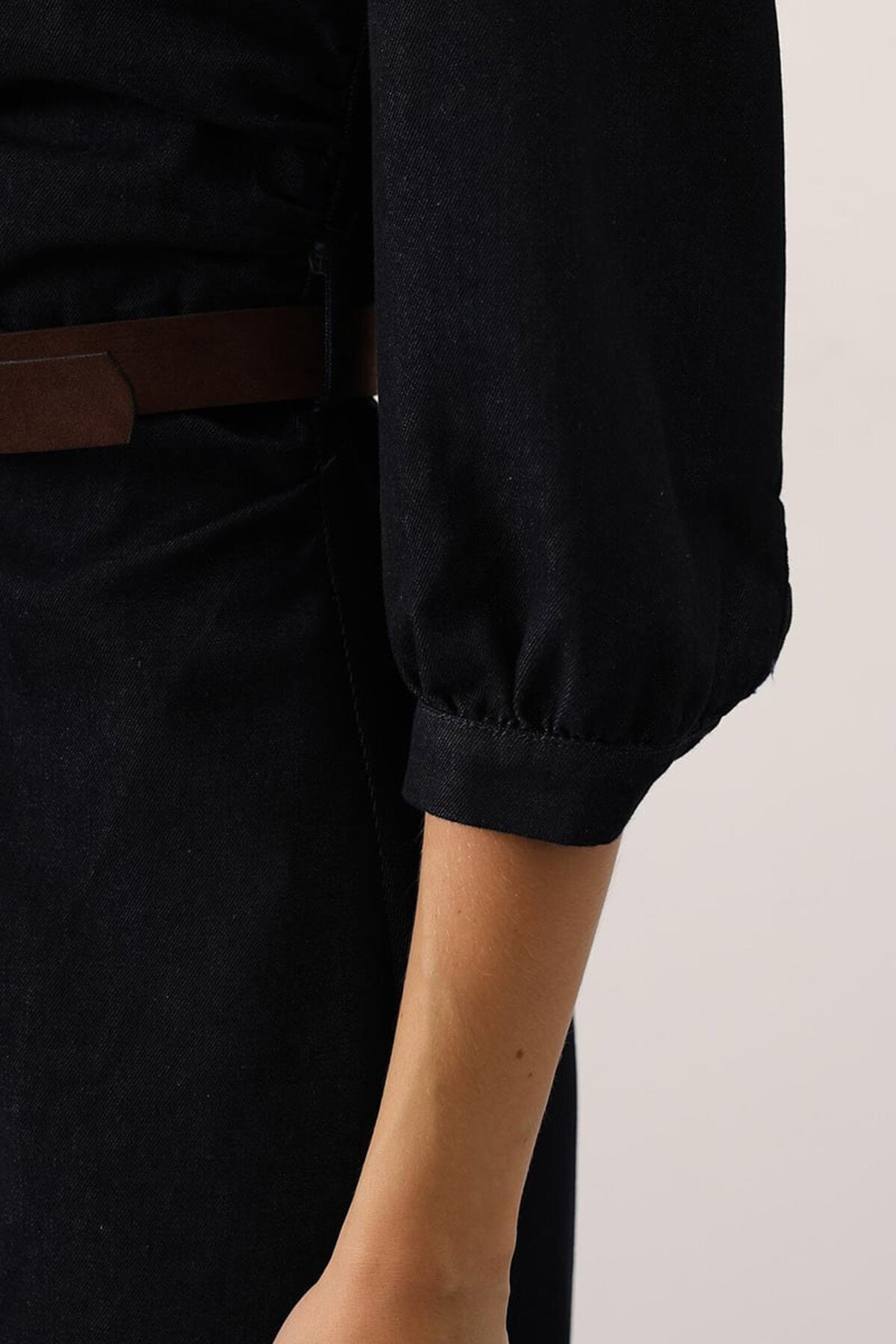 Düğme Detaylı Kemerli Midi Boy Denim Elbise