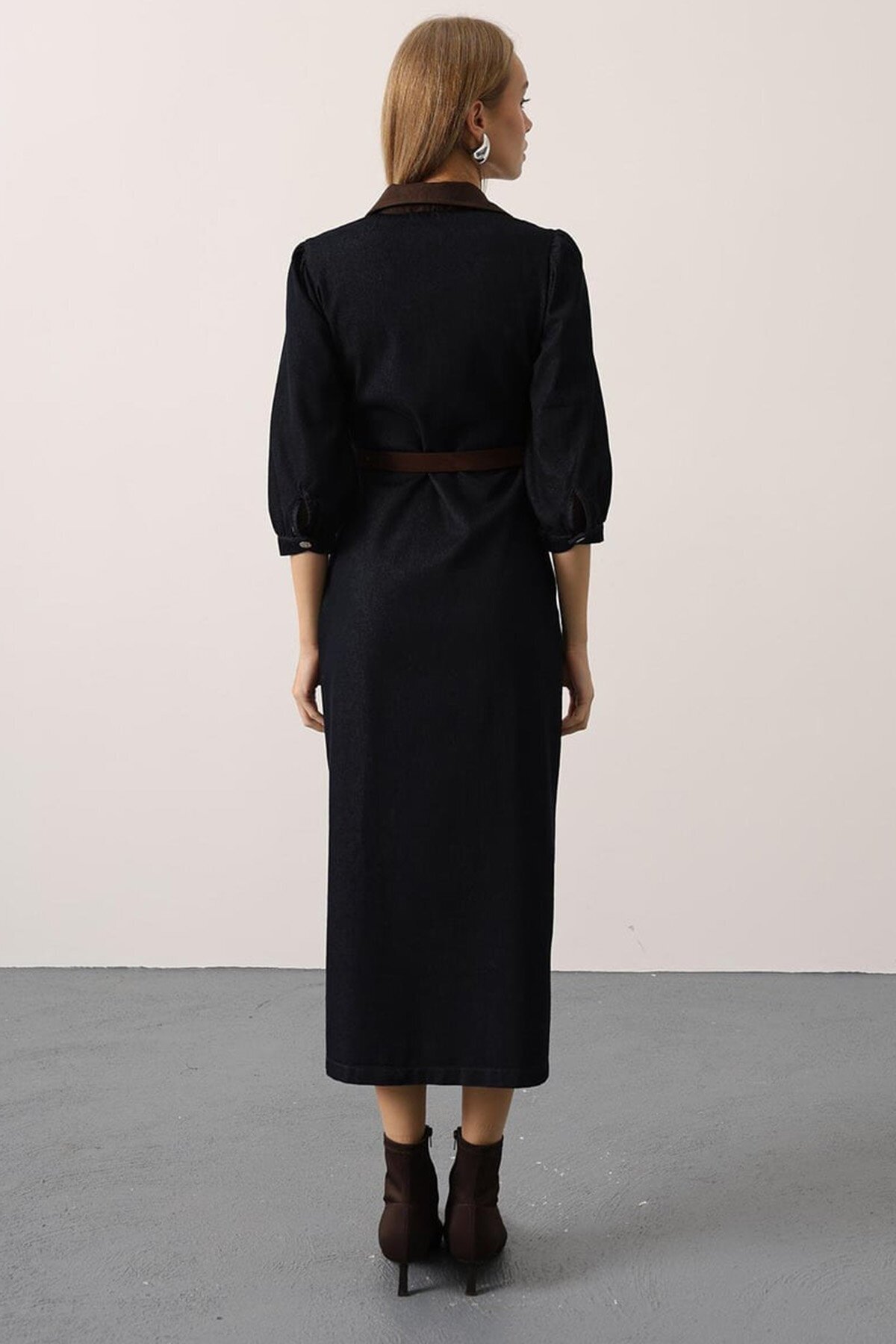 Düğme Detaylı Kemerli Midi Boy Denim Elbise