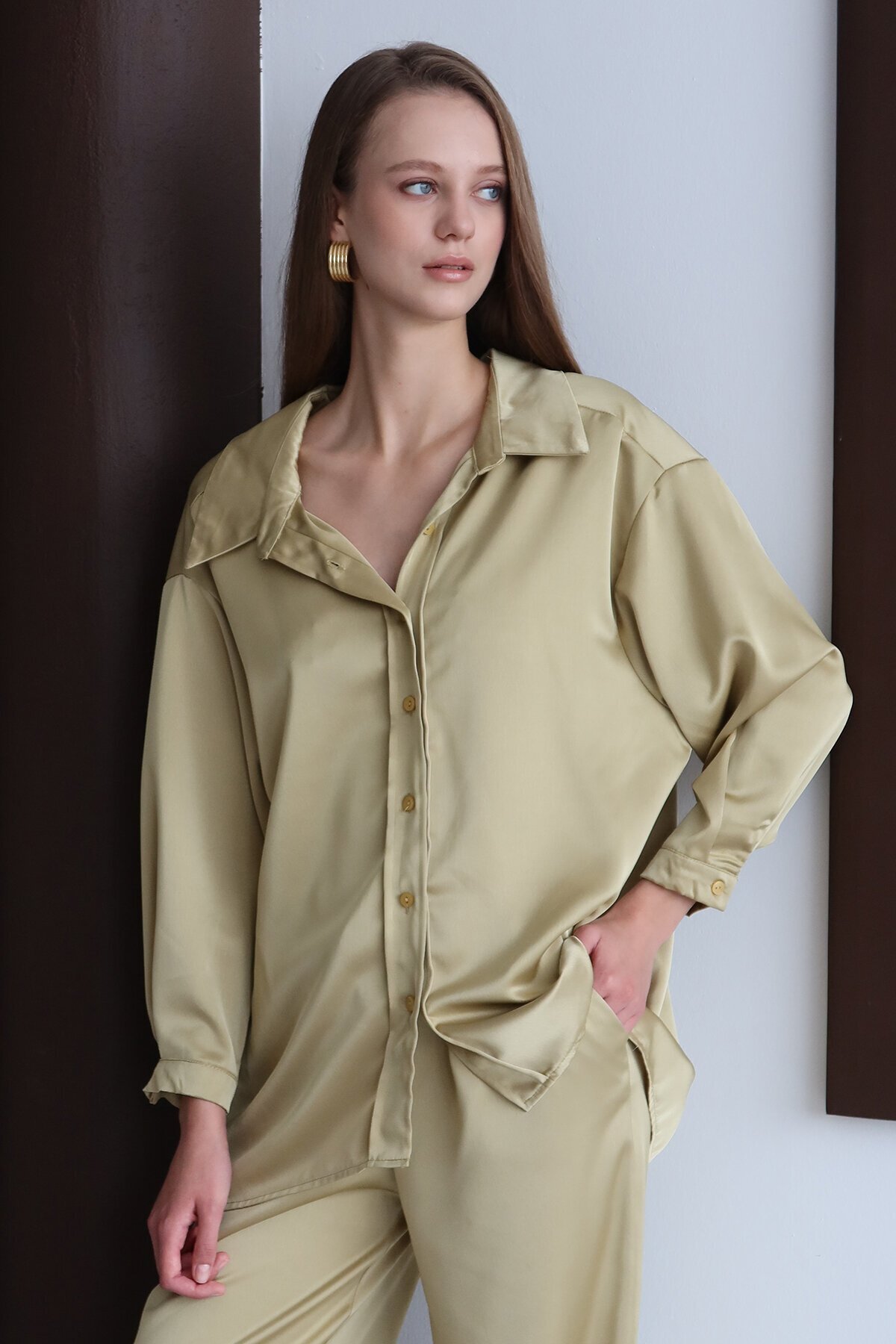 Düğmeli Oversize Saten Gömlek