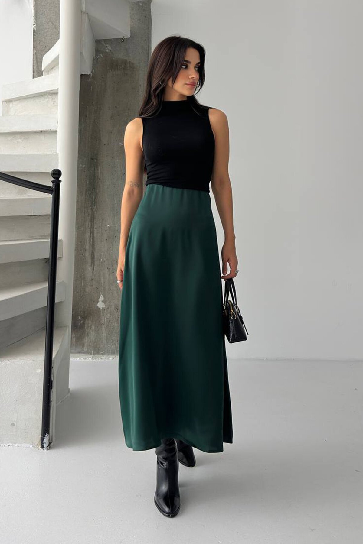 Düz Kesim Saten Görünümlü Uzun Etek