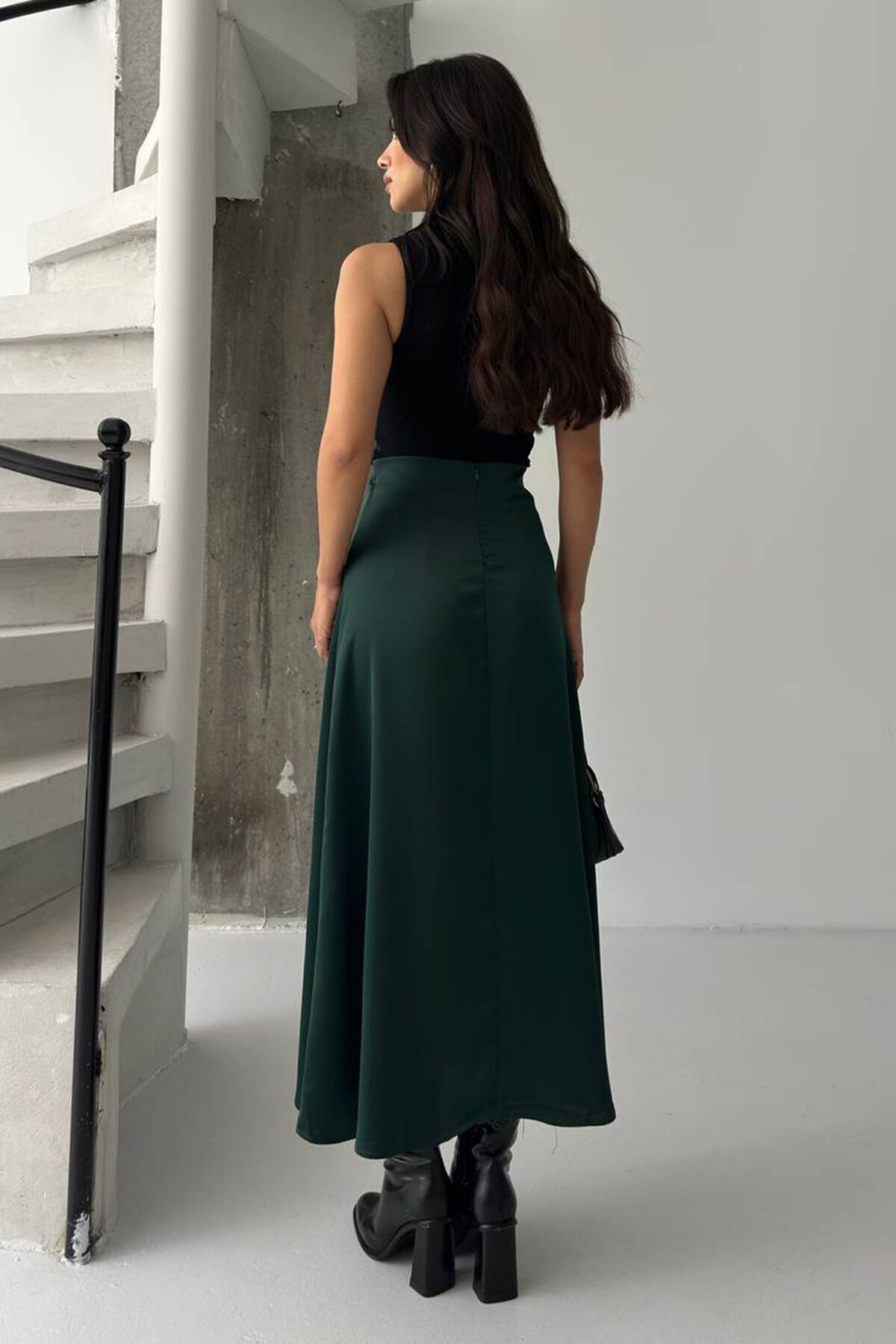 Düz Kesim Saten Görünümlü Uzun Etek