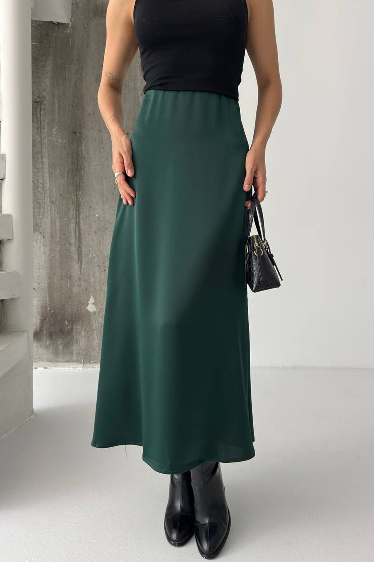 Düz Kesim Saten Görünümlü Uzun Etek