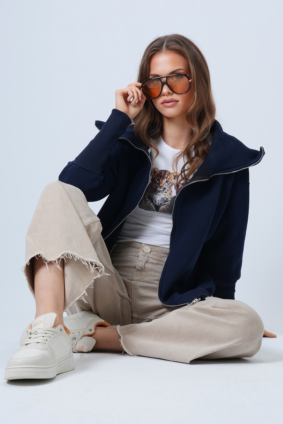 Fermuarlı Geniş Yakalı Uzun Kollu Sweatshirt