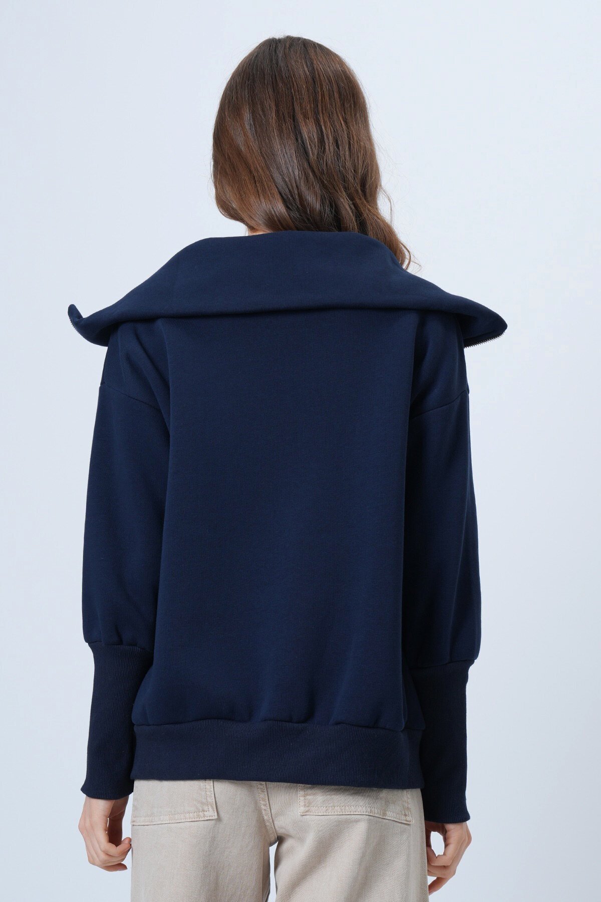 Fermuarlı Geniş Yakalı Uzun Kollu Sweatshirt