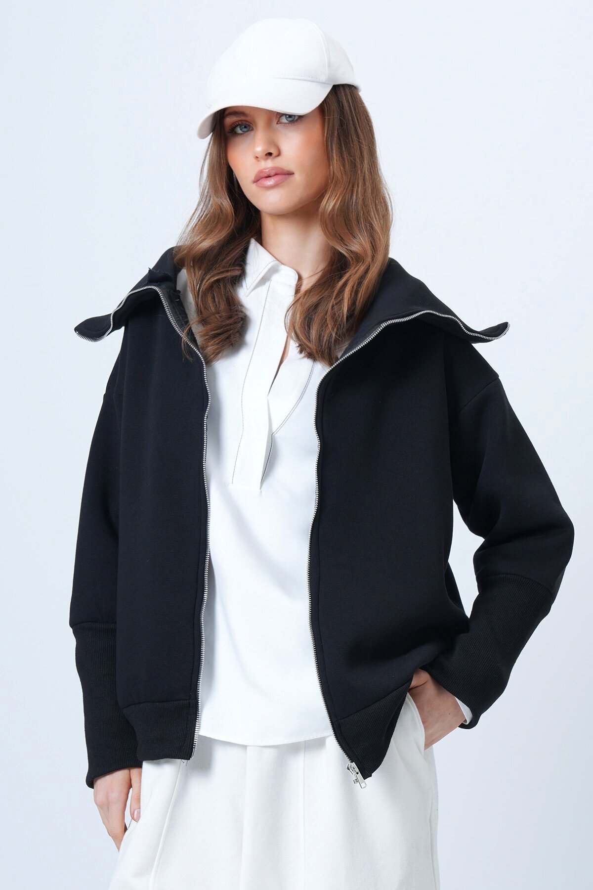 Fermuarlı Geniş Yakalı Uzun Kollu Sweatshirt