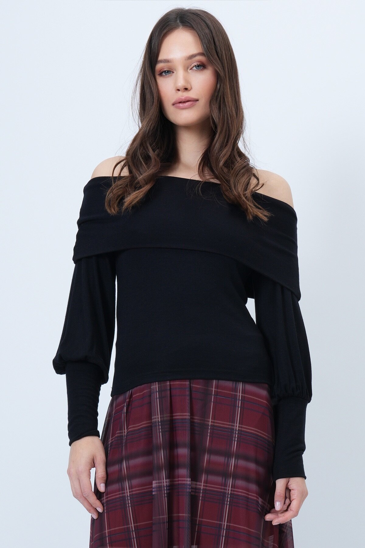 Geniş Kol Manşetli Madonna Yaka Bluz