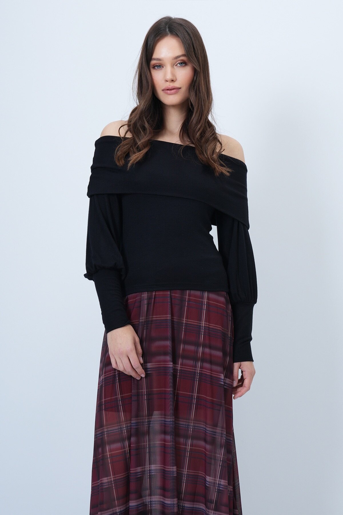 Geniş Kol Manşetli Madonna Yaka Bluz